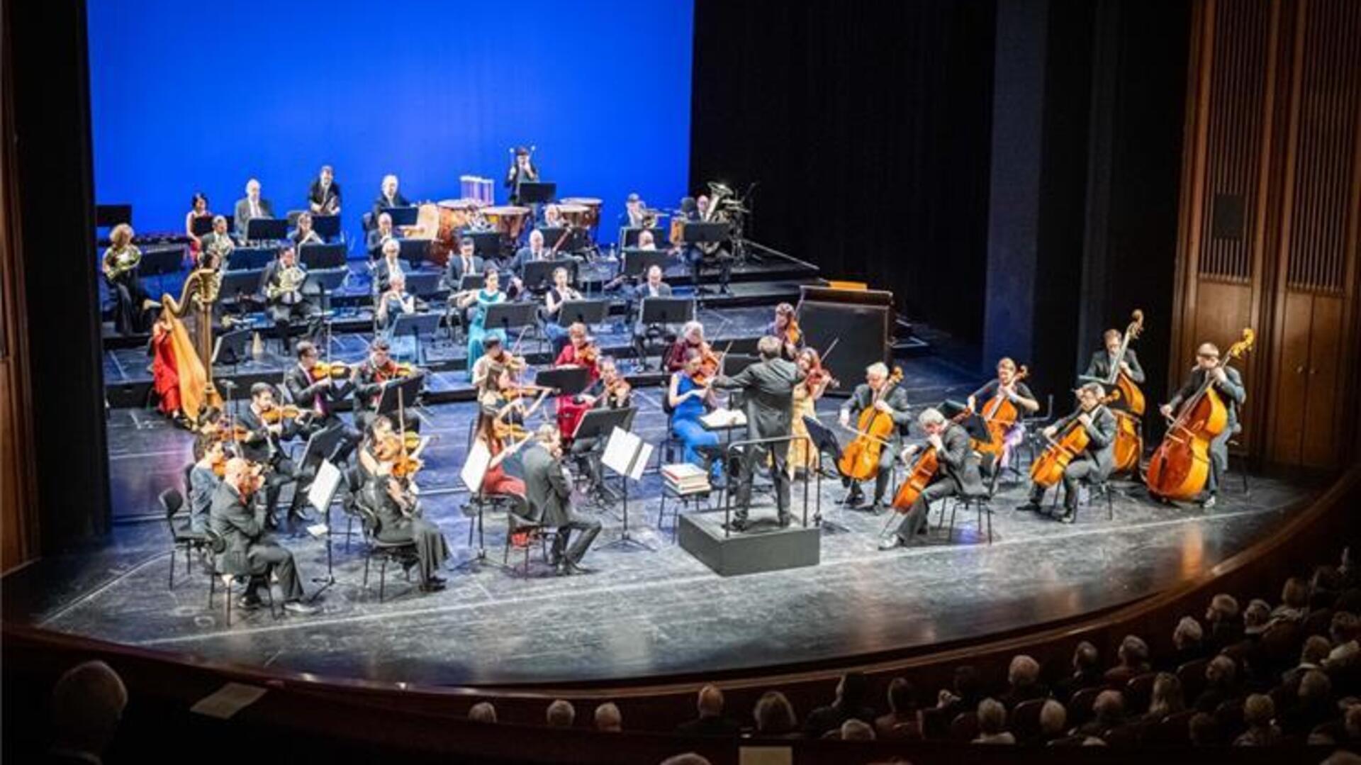 Das Philharmonische Orchester Bremerhaven unter Chefdirigent Marc Niemann begeistert Konzert- und Theaterbesucher. 