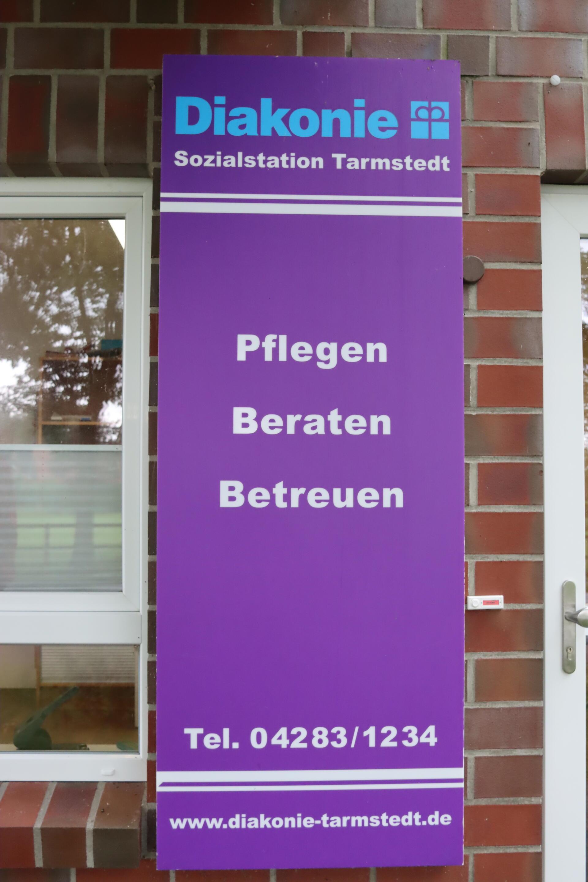 Ein Schild weist auf einen Pflegedienst hin.