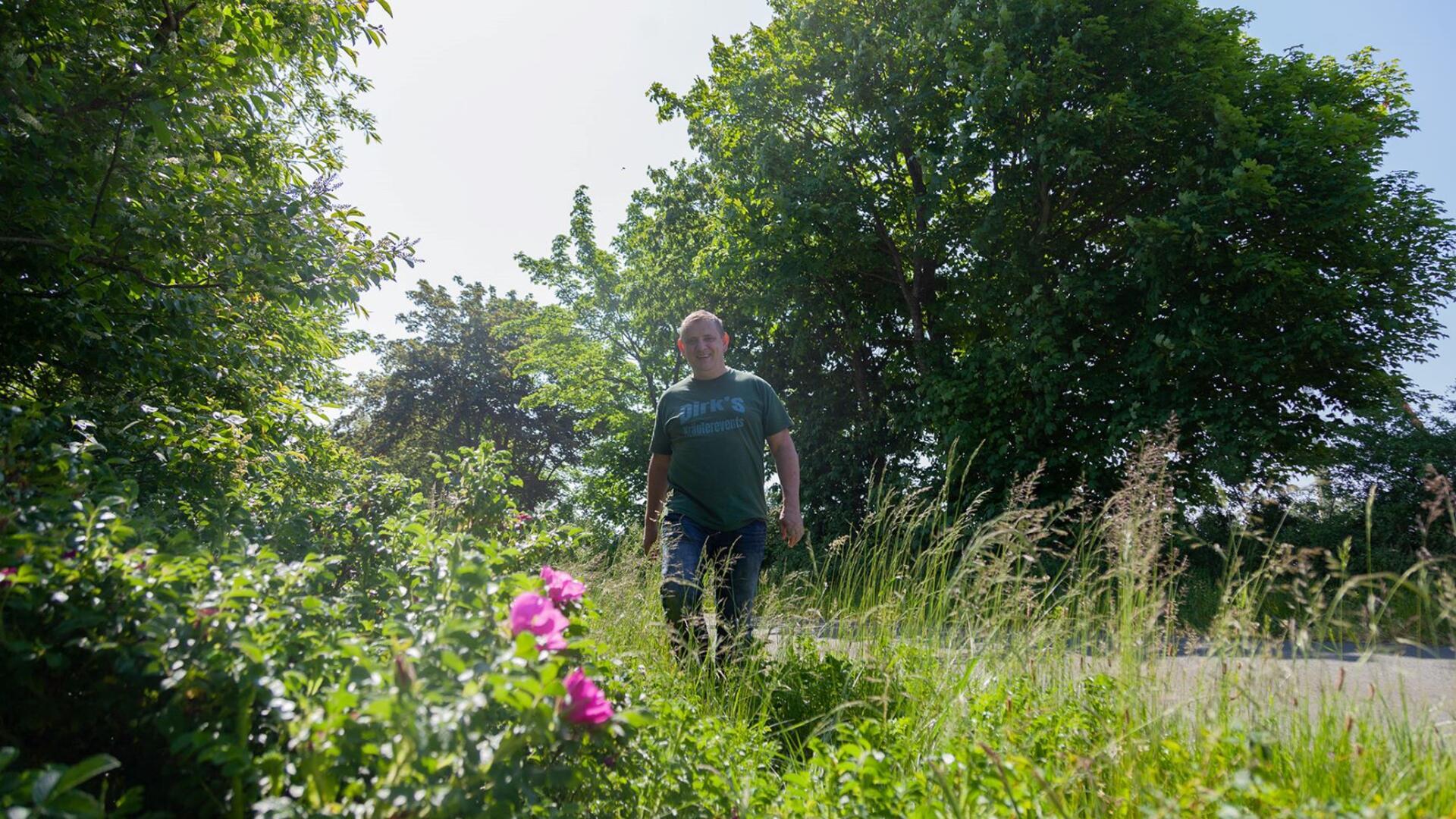 Wildkräuterexperte Dirk Schwerdts aus Cappel auf einer seiner Touren in der Gemeinde Wurster Nordseeküste.