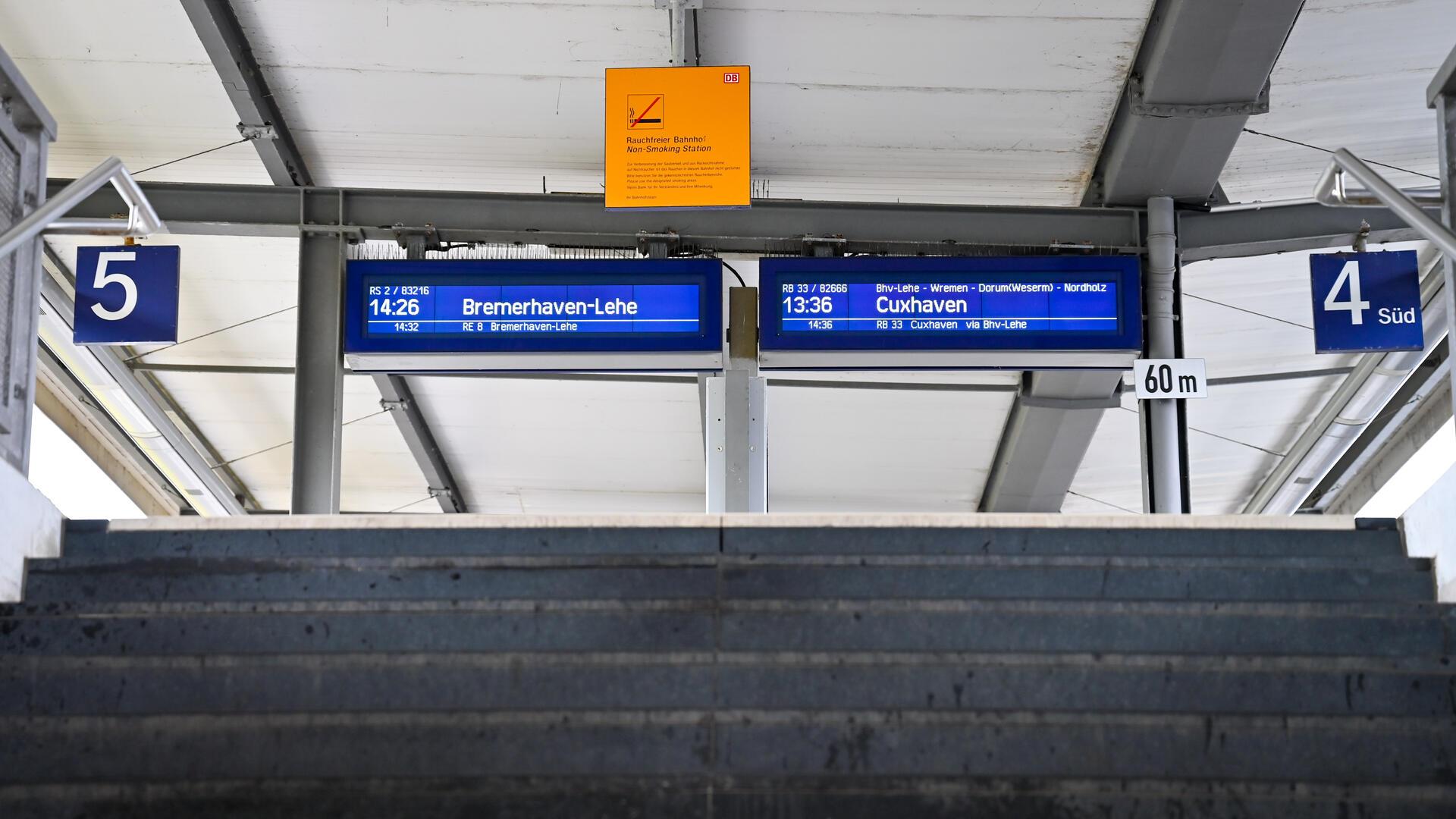 Blick am Bahnhof auf die neuen digitalen Gleisanzeiger