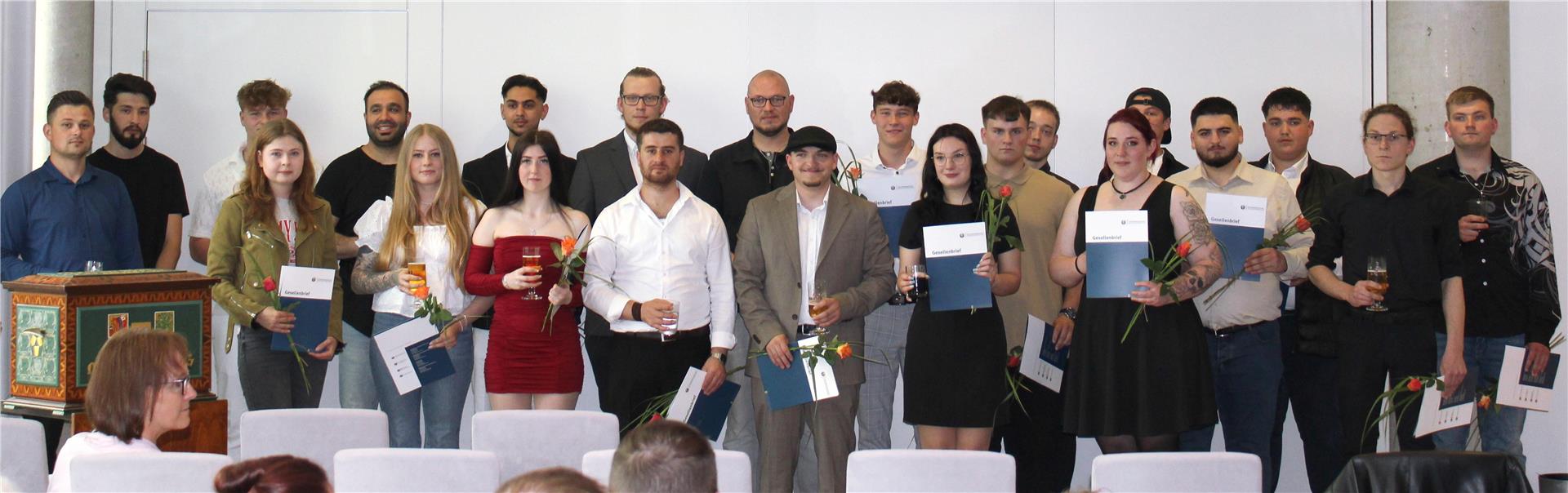 Gruppenfoto von neuen Gesellen der Maler- und Lackierer-Innung Bremerhaven-Wesermünde