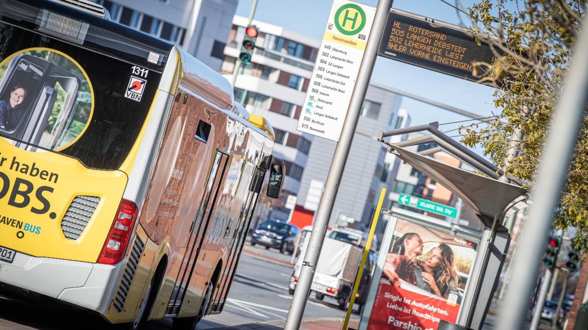 Ein Bus an einer Bushaltestelle. 