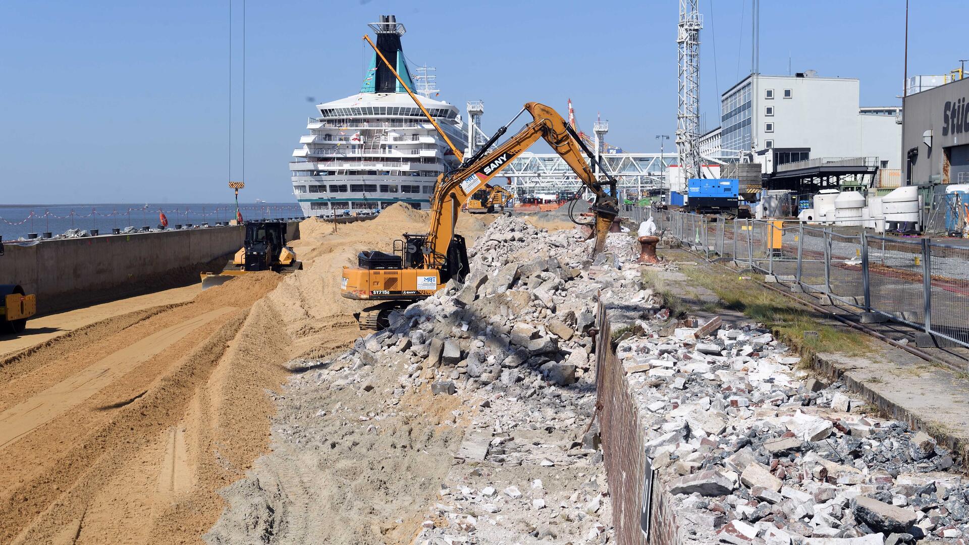 Hier wird die alte Columbuskaje in Bremerhaven angeknabbert