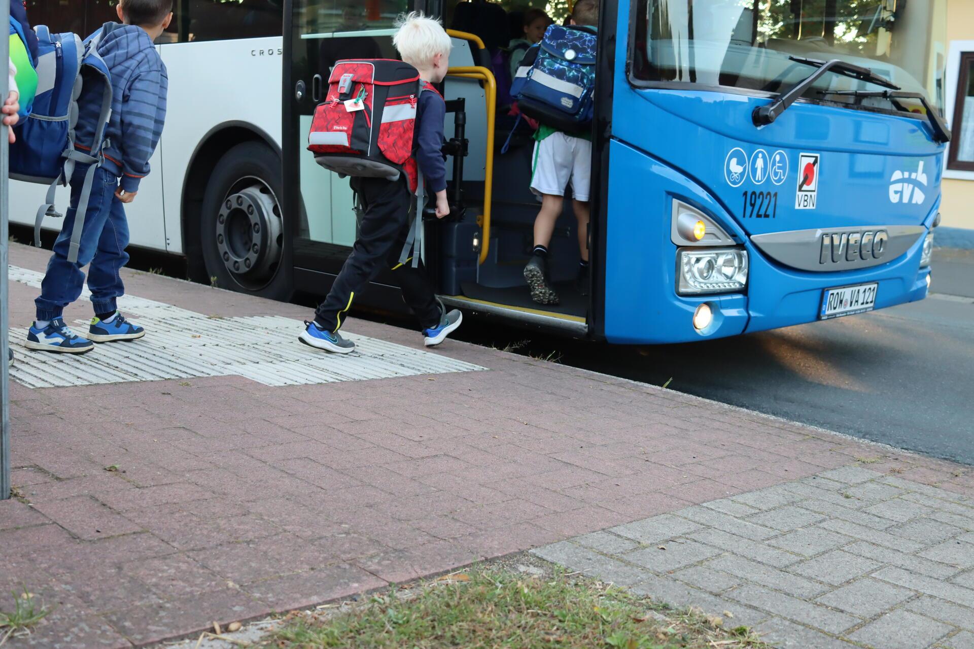 Kinder steigen in einen Bus