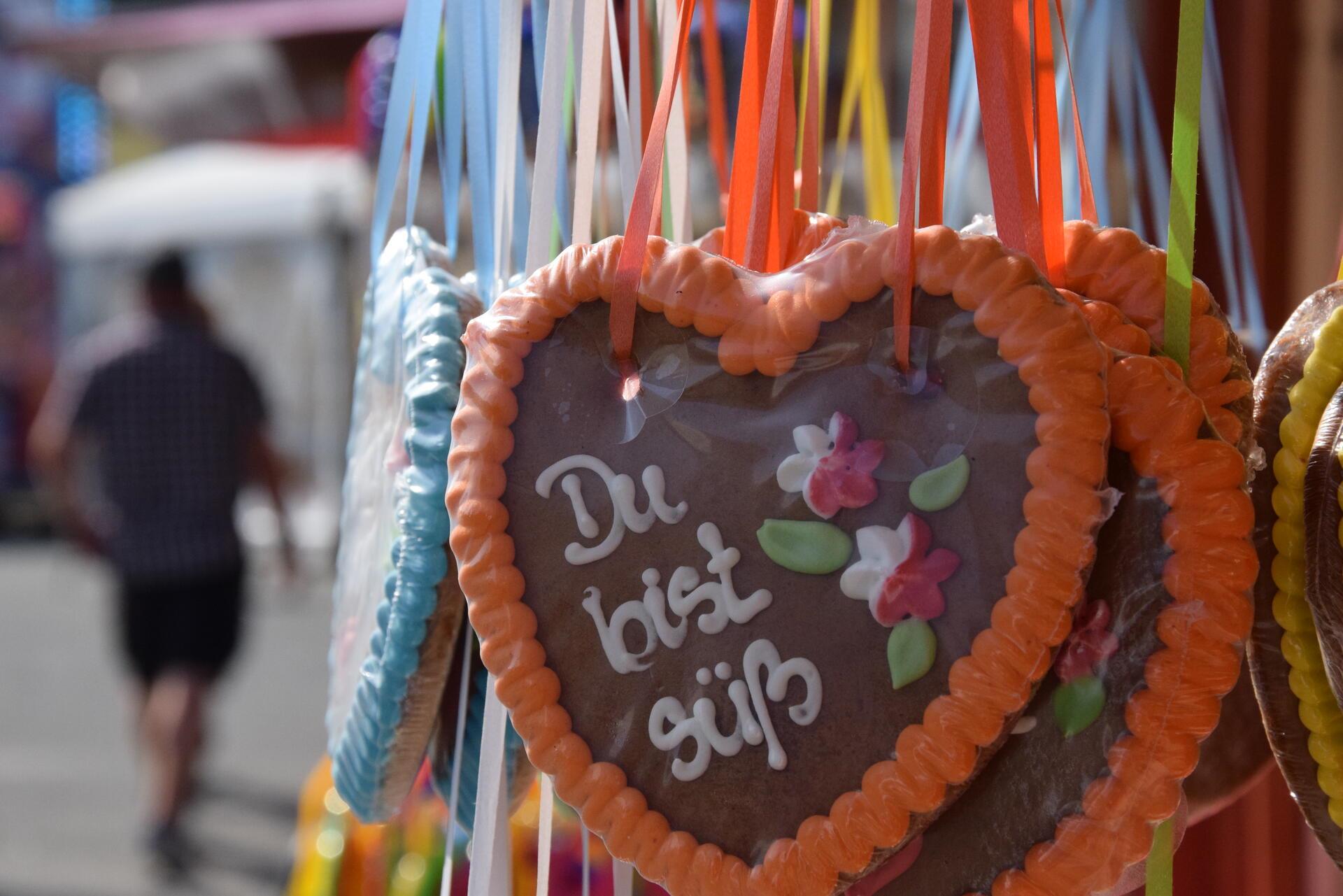 Lebkuchenherzen hängen an einem Stand