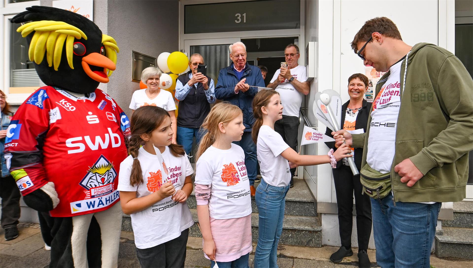 Staffelübergabe im Rahmen des bundesweiten Kinder-Lebens-Laufs