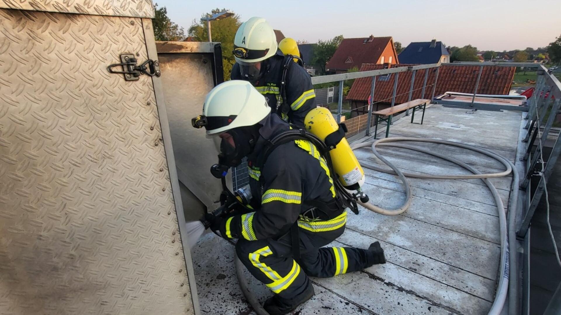 Zwei Feuerwehrleute in Atemschutzausrüstung