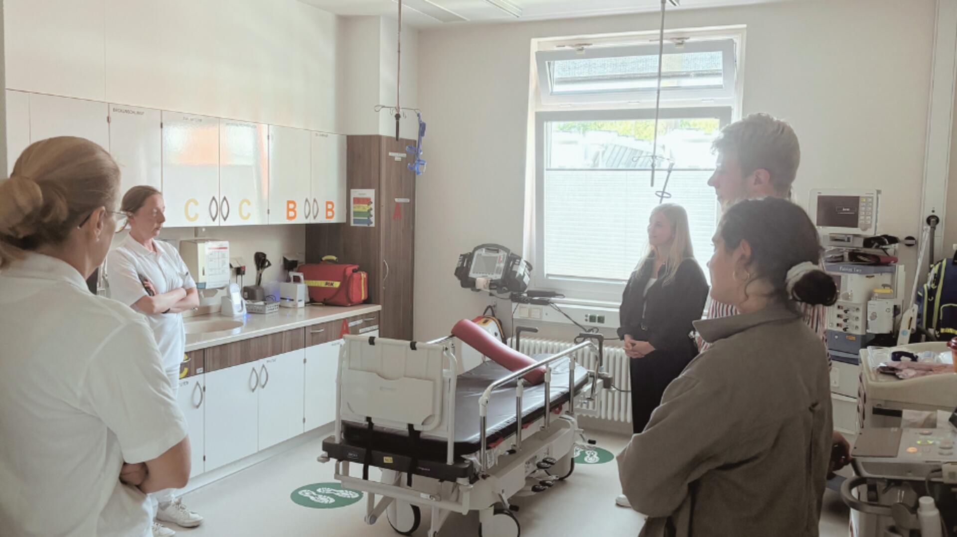 Medizinstipendiaten des Landkreises besuchen OsteMed Klinik in Bremervörde.