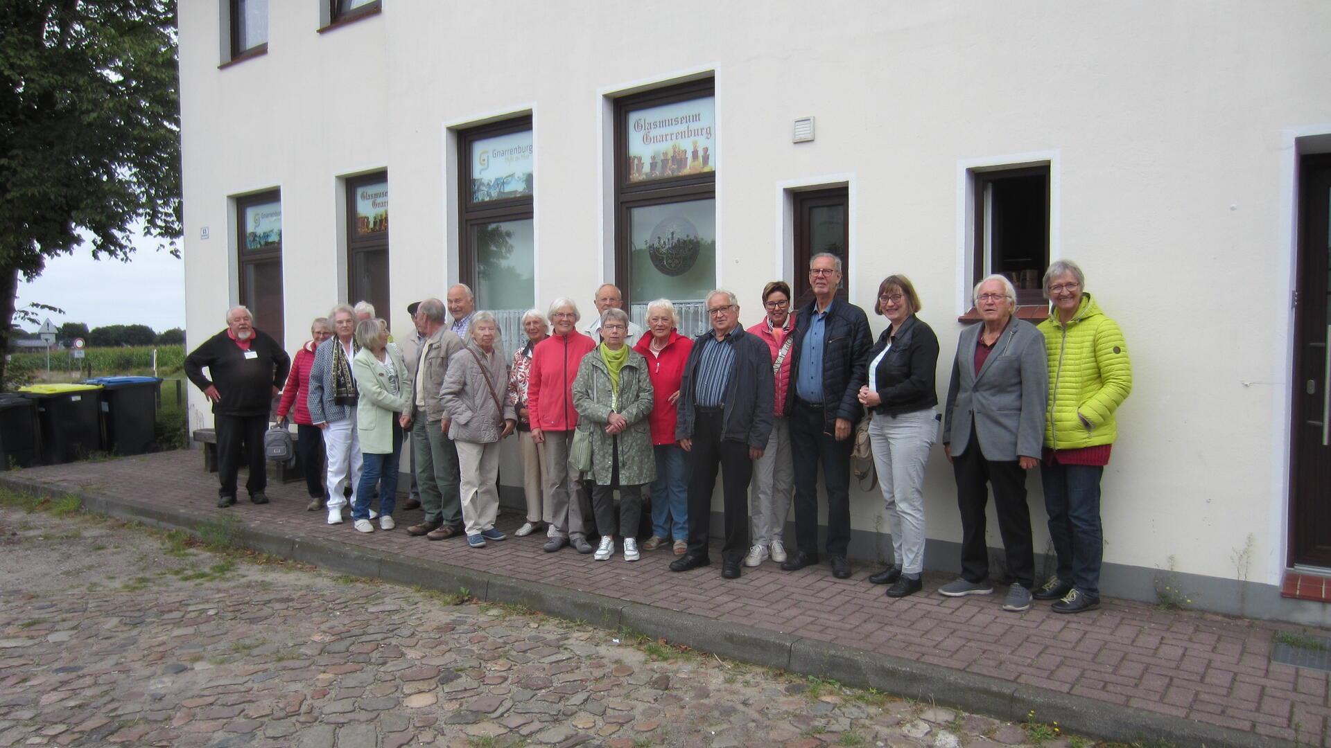 Gruppenfoto des Heimatbundes Bremervörde-Zeven vor dem Glasmuseum Gnarrenburg.