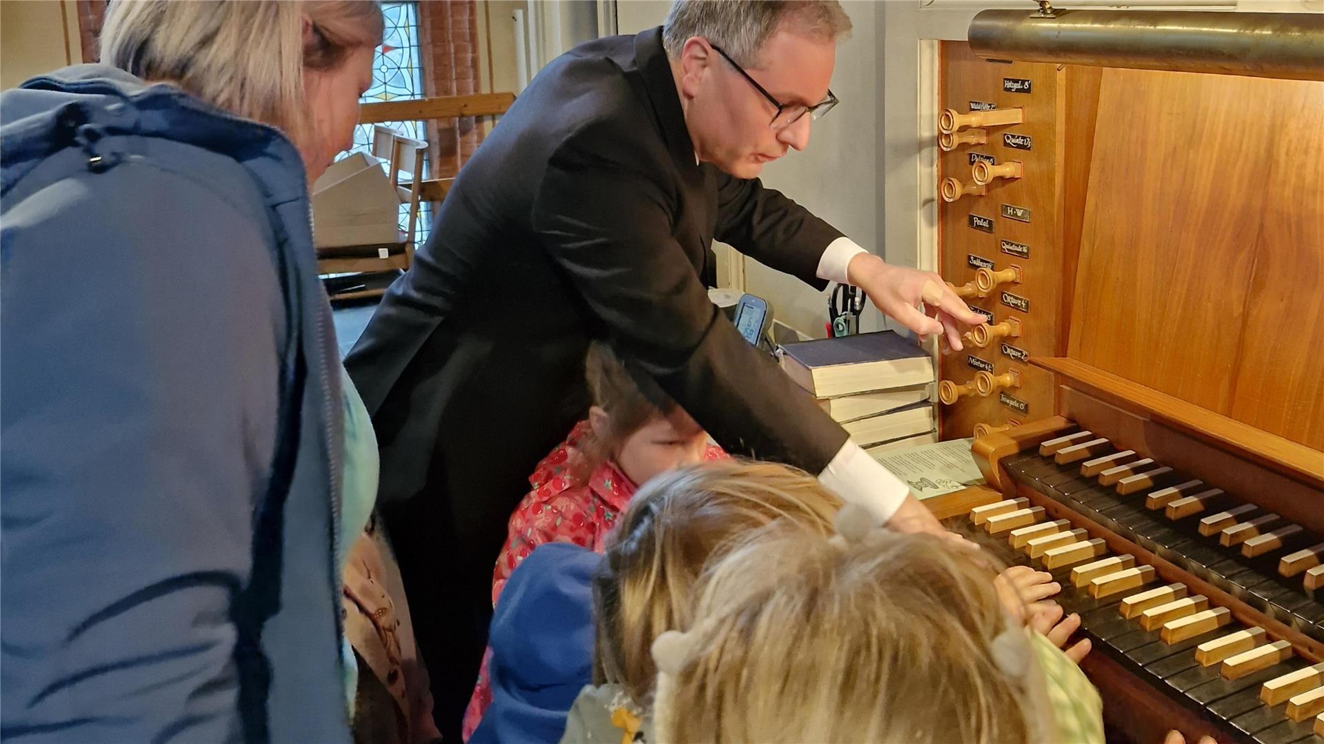 Kinder auf Orgel-Entdeckungstour in Bad Bederkesa