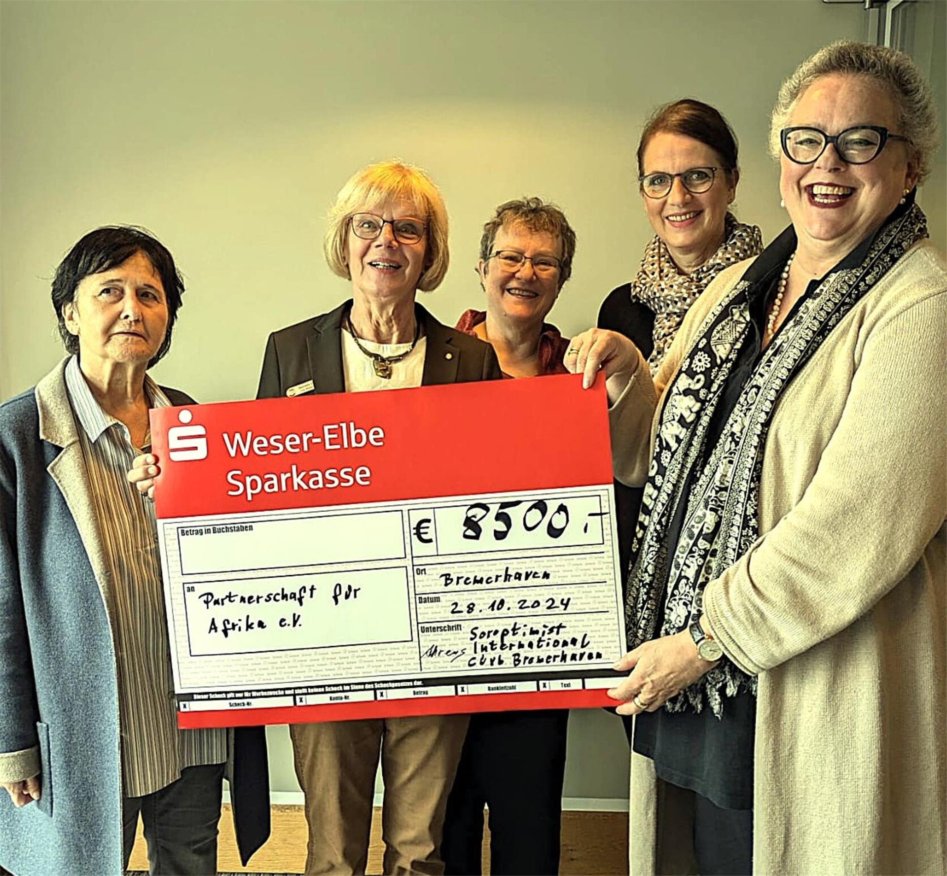 Frauen des Soroptimistenclubs Bremerhaven mit Spendenscheck