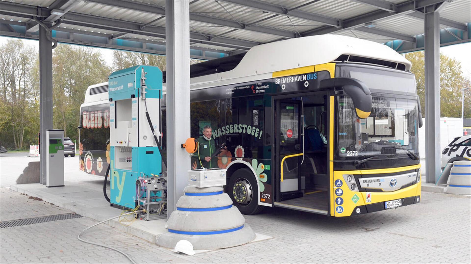 Bus an Wasserstofftankstelle