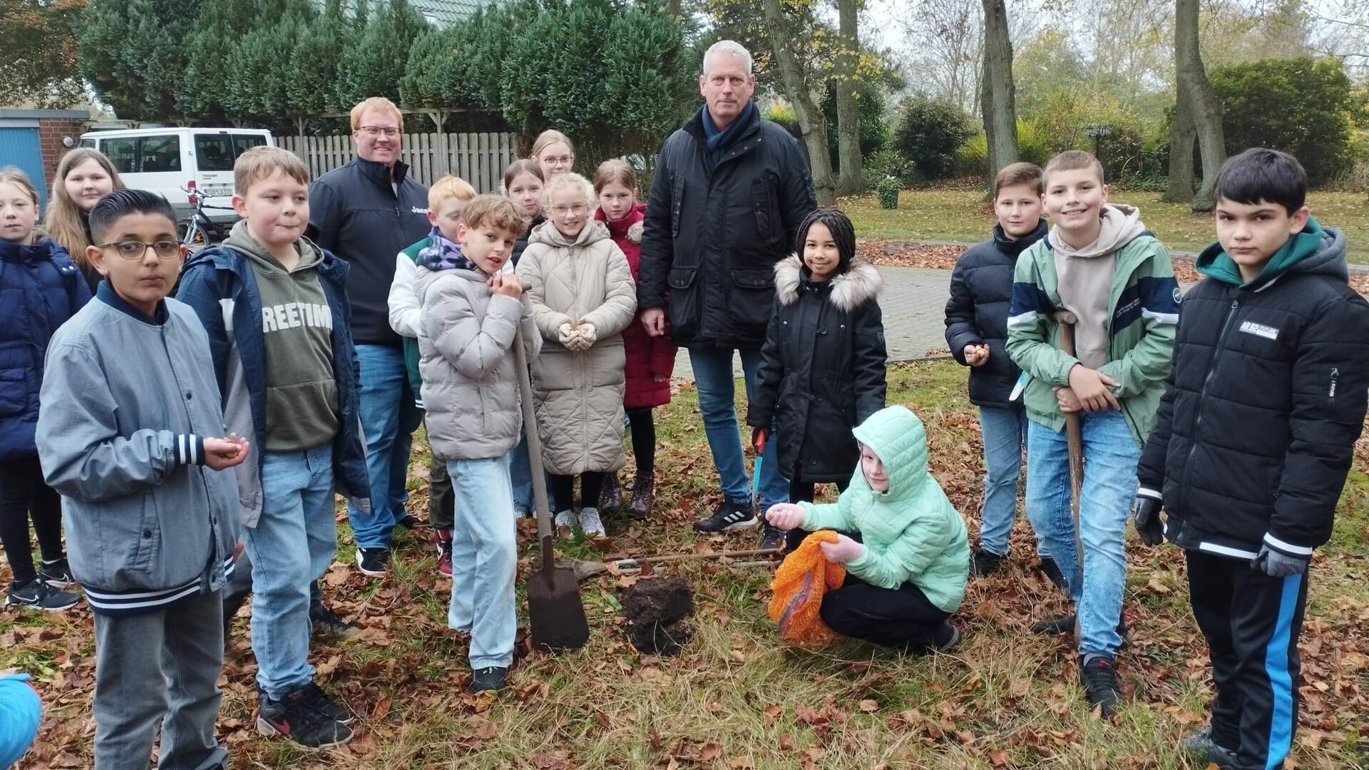 Schulklasse bei Pflanzaktion