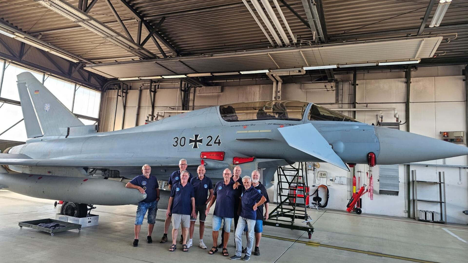 Gruppenbild mit Eurofighter in Rostock-Warnemünde mit ehemaligen Soldaten des MFG3 in Nordholz.