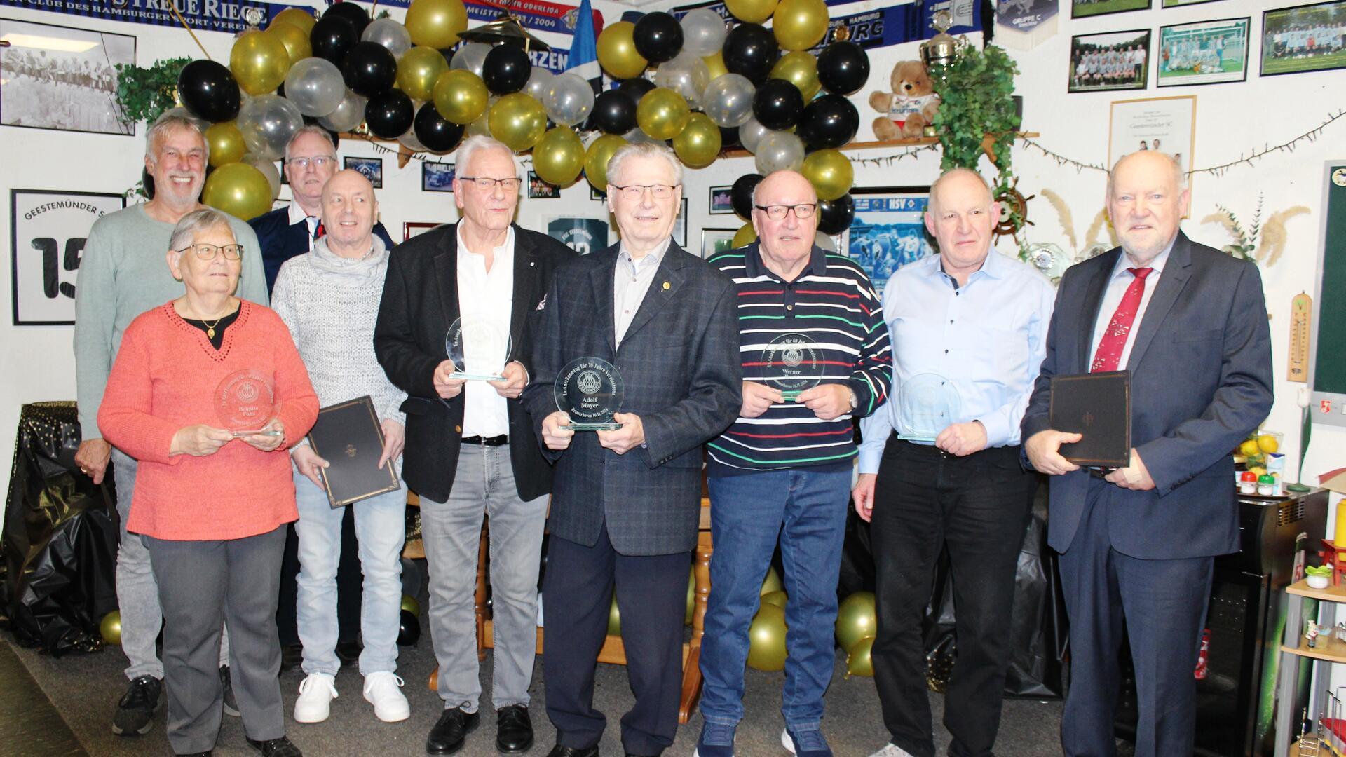 Gruppenfoto der Jubilare des ESC Geestemünde vor schwarzen und goldenen Ballons