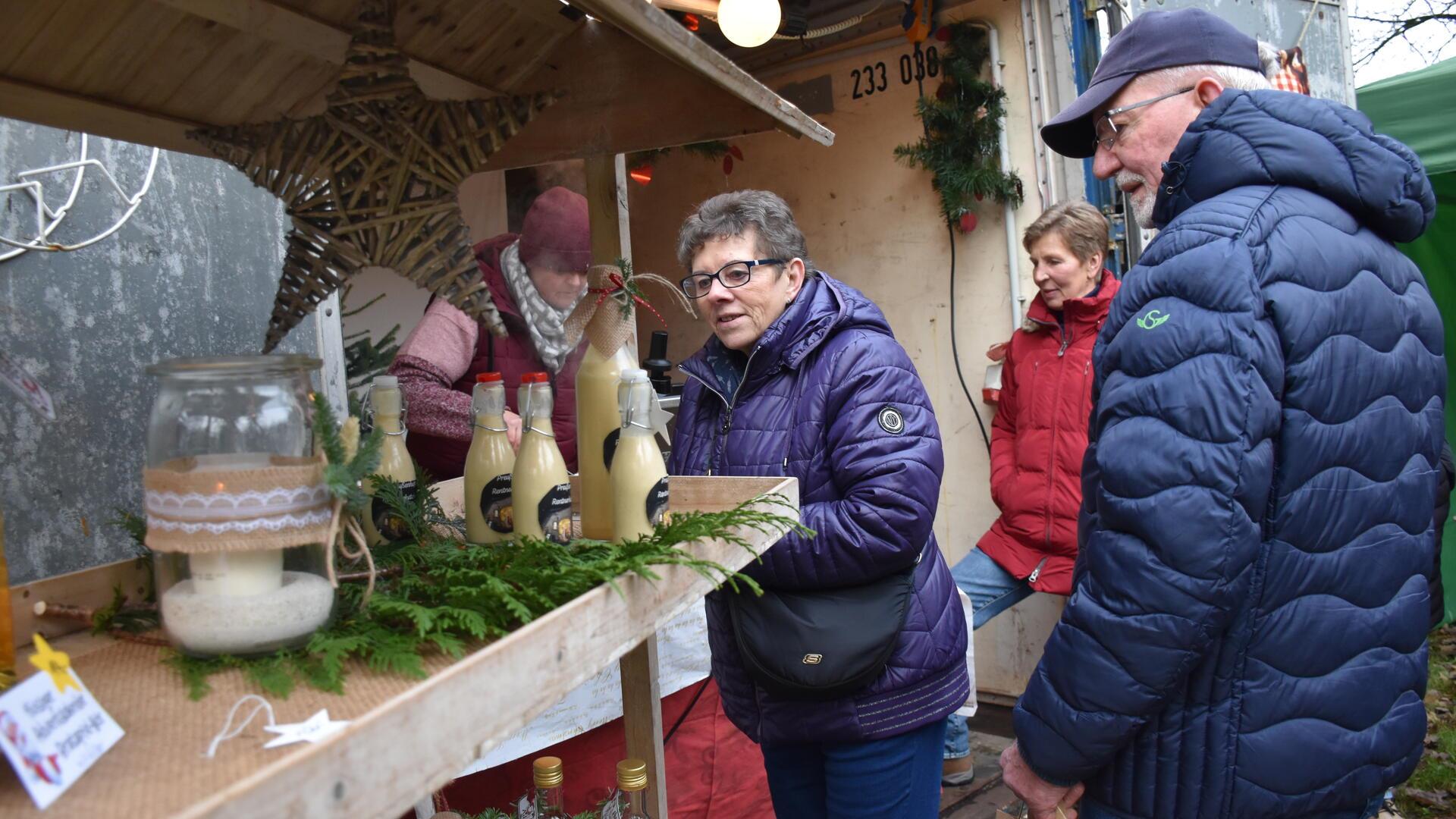 Besucher auf dem Weihnachtsmarkt in Bokel