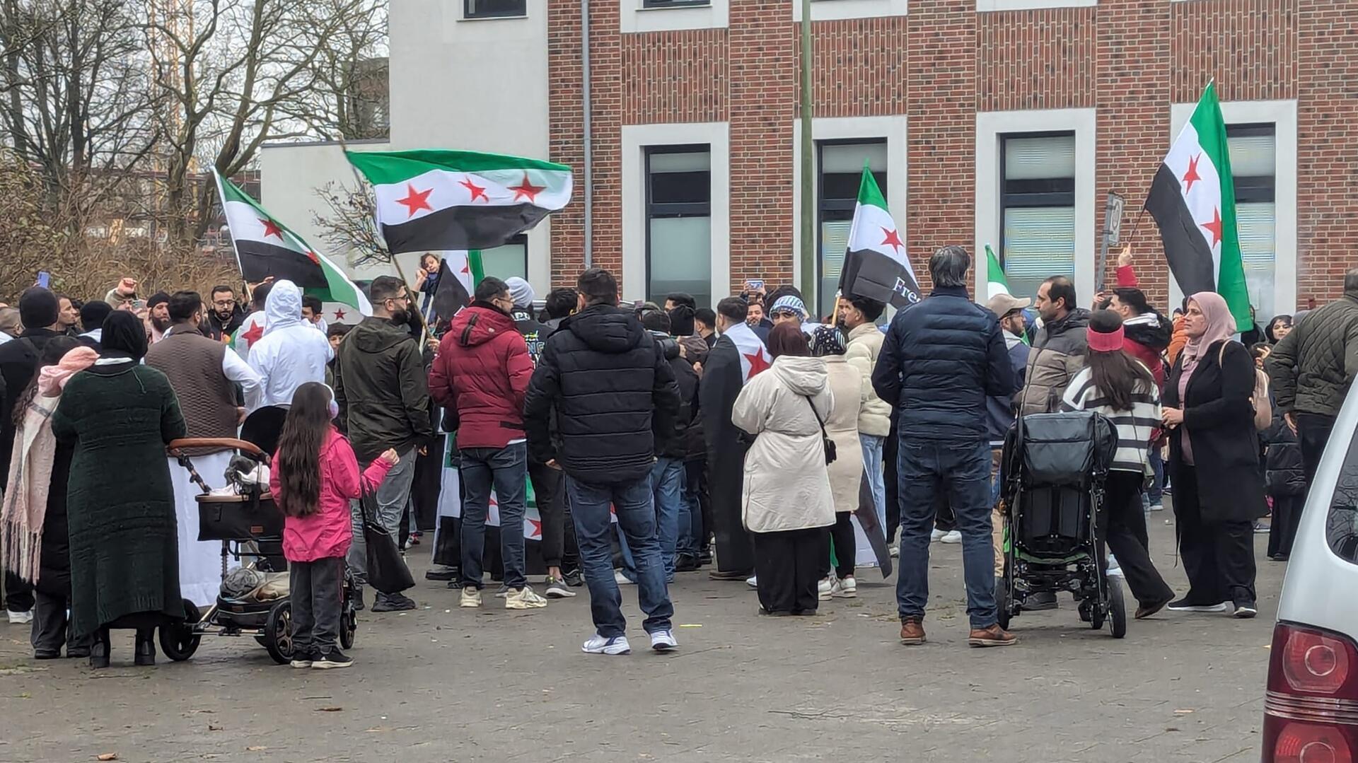 Fahnen, Autokorso, Sprechchöre: Syrer in Bremerhaven strömen in Leher Stadtpark