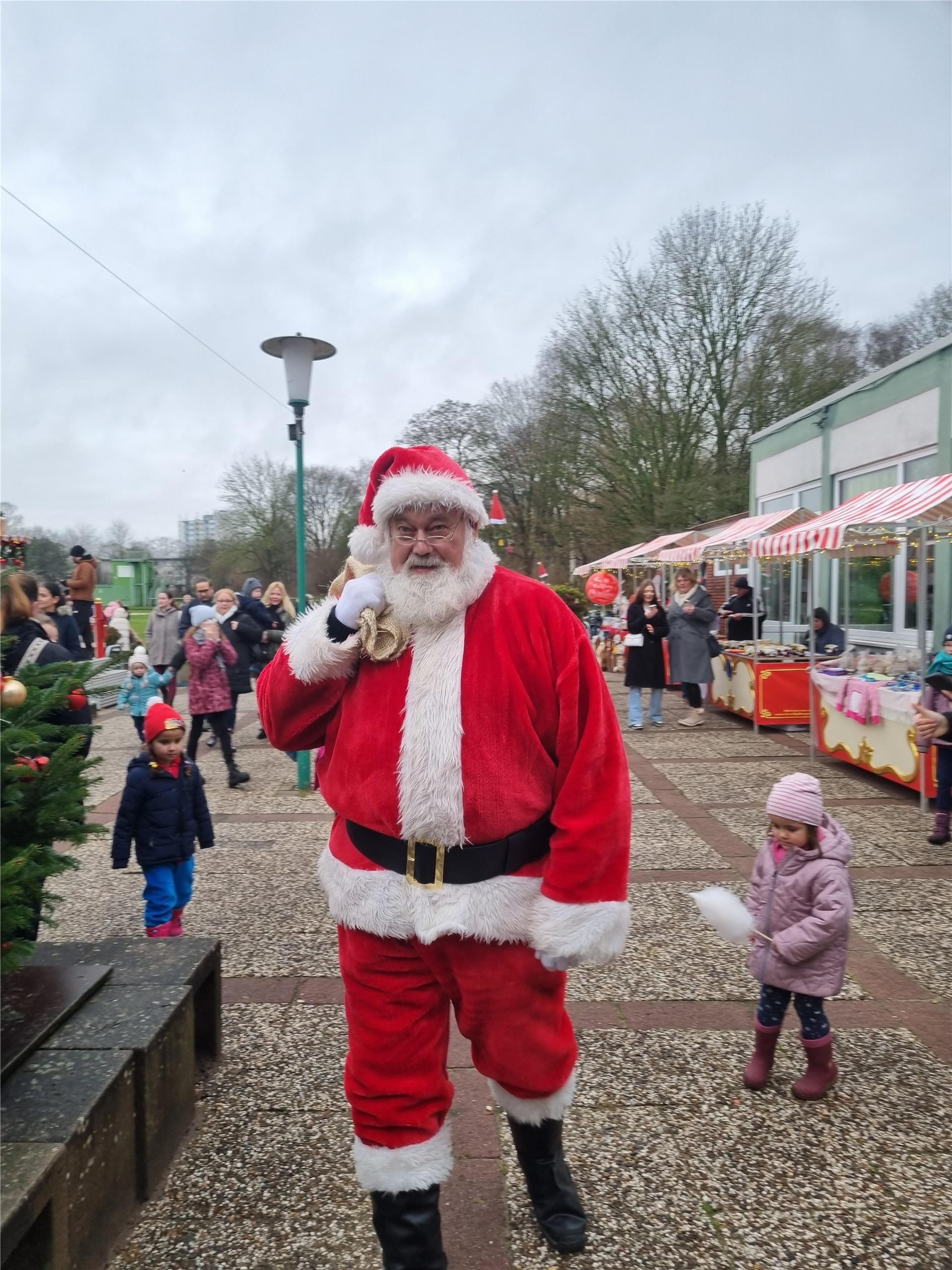 Weihnachtsmann auf Weihnachtsmarkt