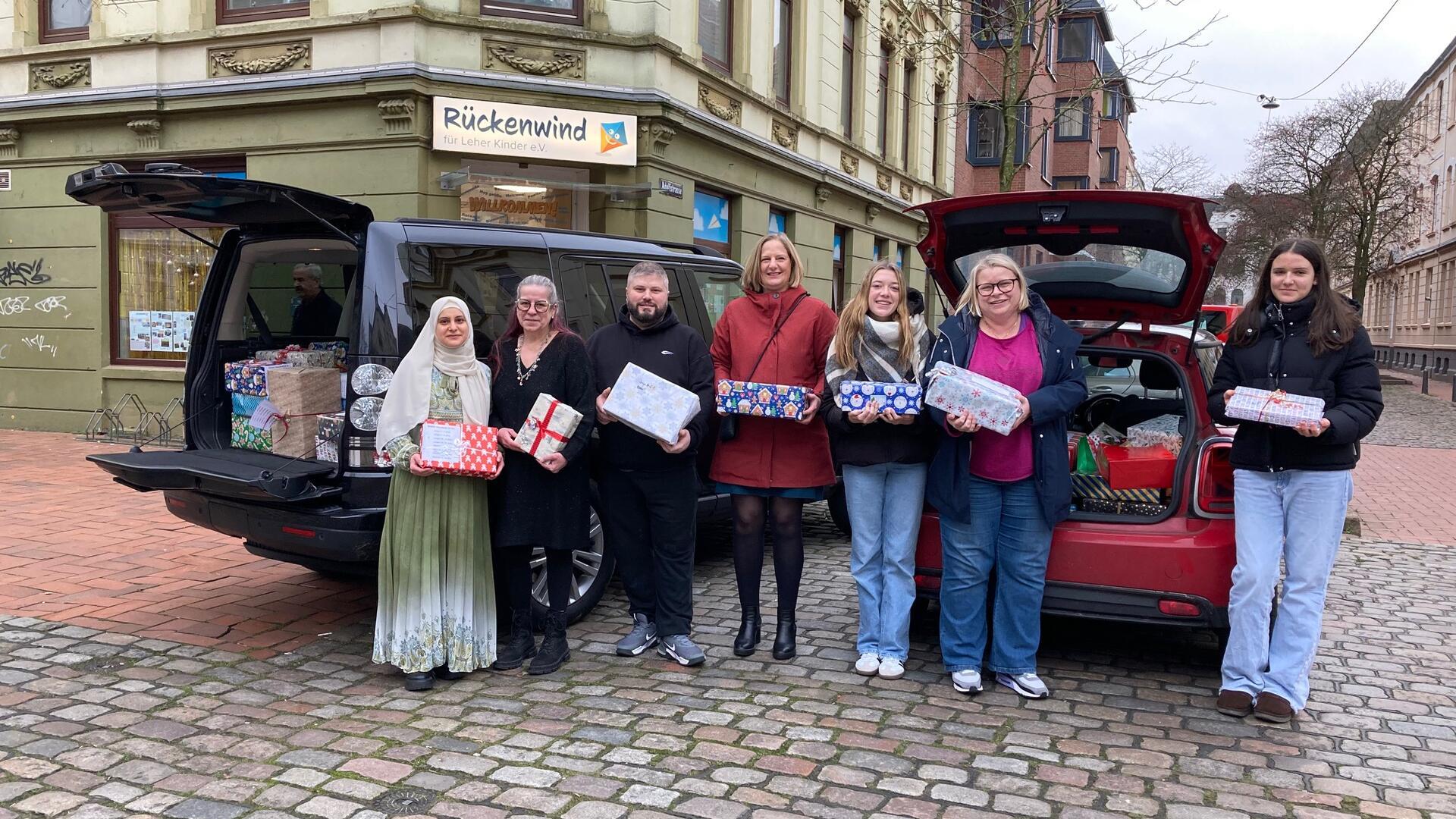 Hübsch verpackt waren die Geschenke, die Vertreter des Gymnasiums Wesermünde an den Verein „Rückenwind für Leher Kinder“ übergaben.