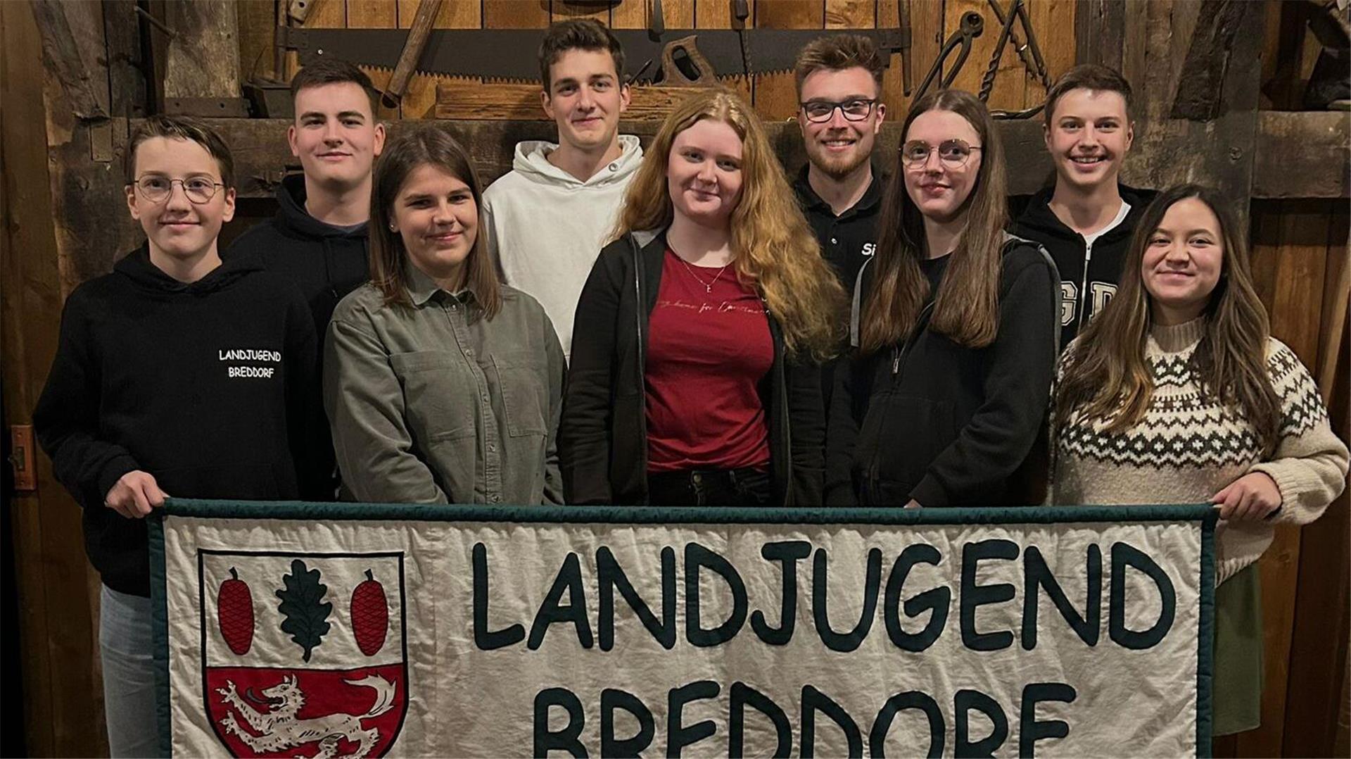 Mitglieder der Landjugend Breddorf stellen sich zu einem Gruppenbild auf.