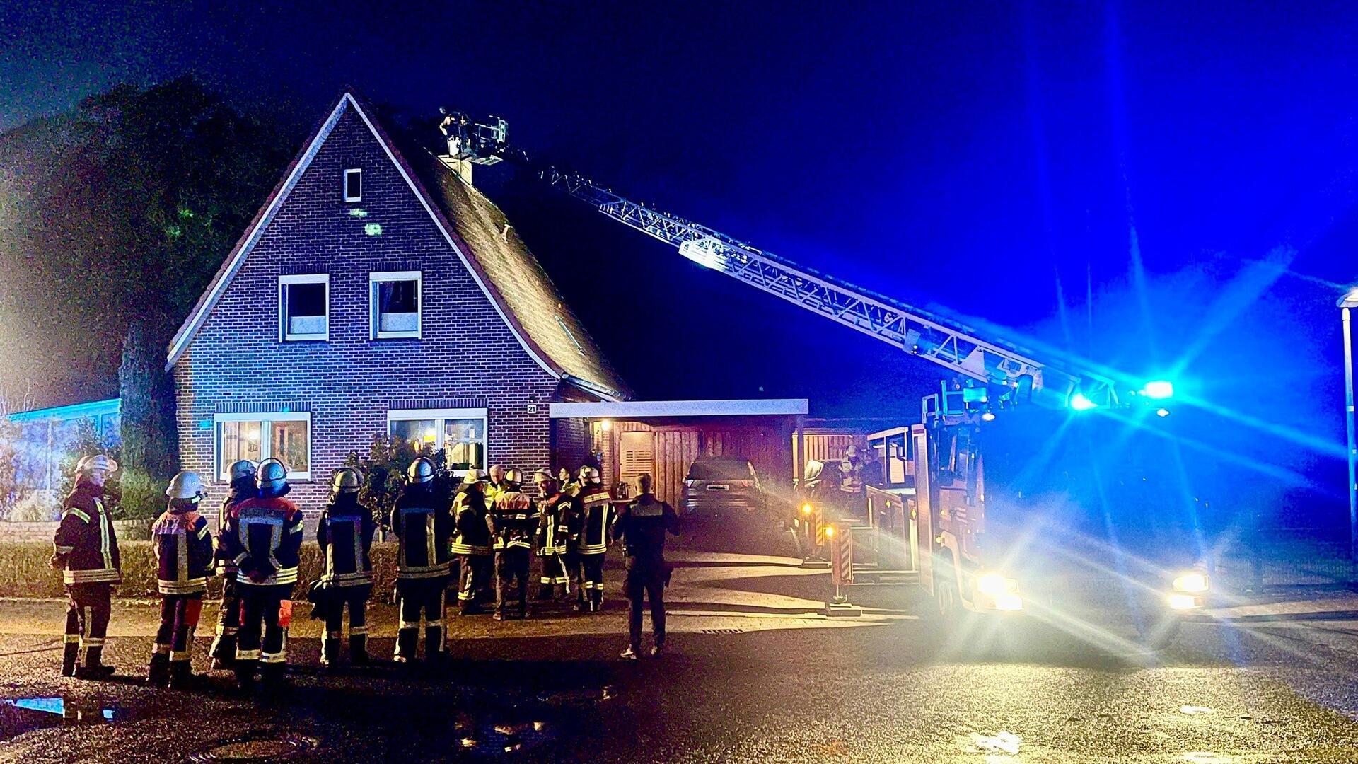 Schornsteinbrand: Feuerwehr hat Lage schnell unter Kontrolle