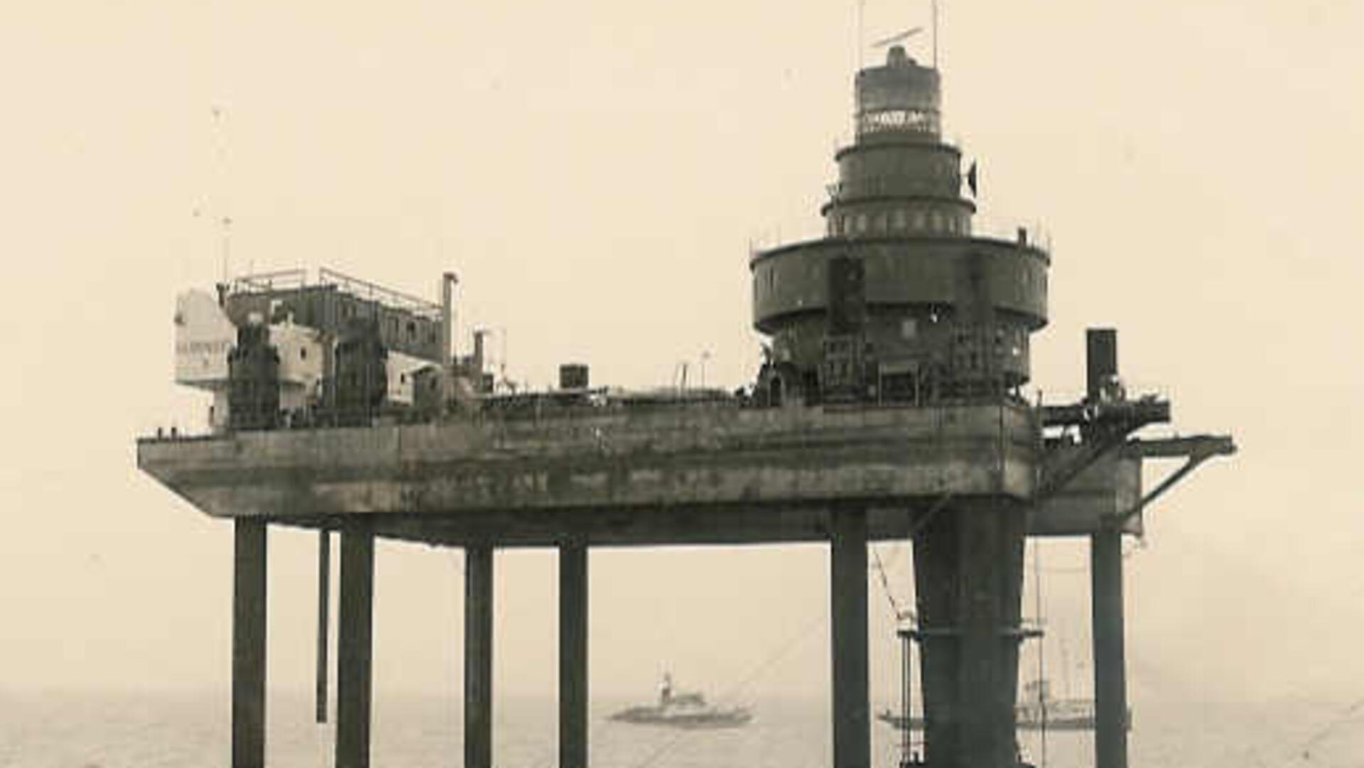 Bilder aus der Zeit als der Leuchtturm Alte Weser erbaut wurde: Die Hubinsel musste wegen eines Defekts beim Bau sogar ausgetauscht werden