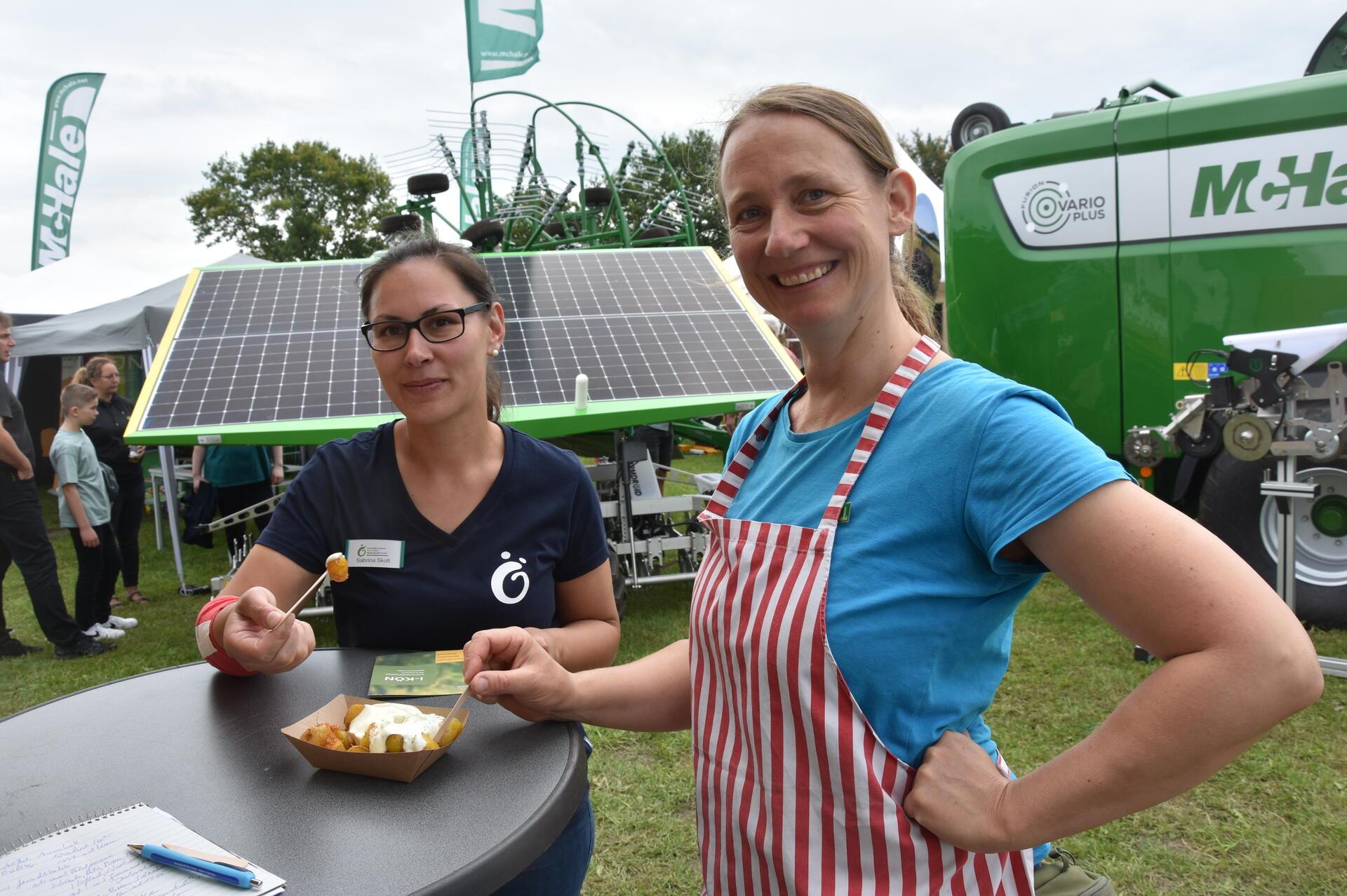  Landwirtin Amalie Lohmann (rechts) und Sabrina Skott vom Kompetenznetzwerk Ökolandbau probieren Bio-Röstkartoffeln. 