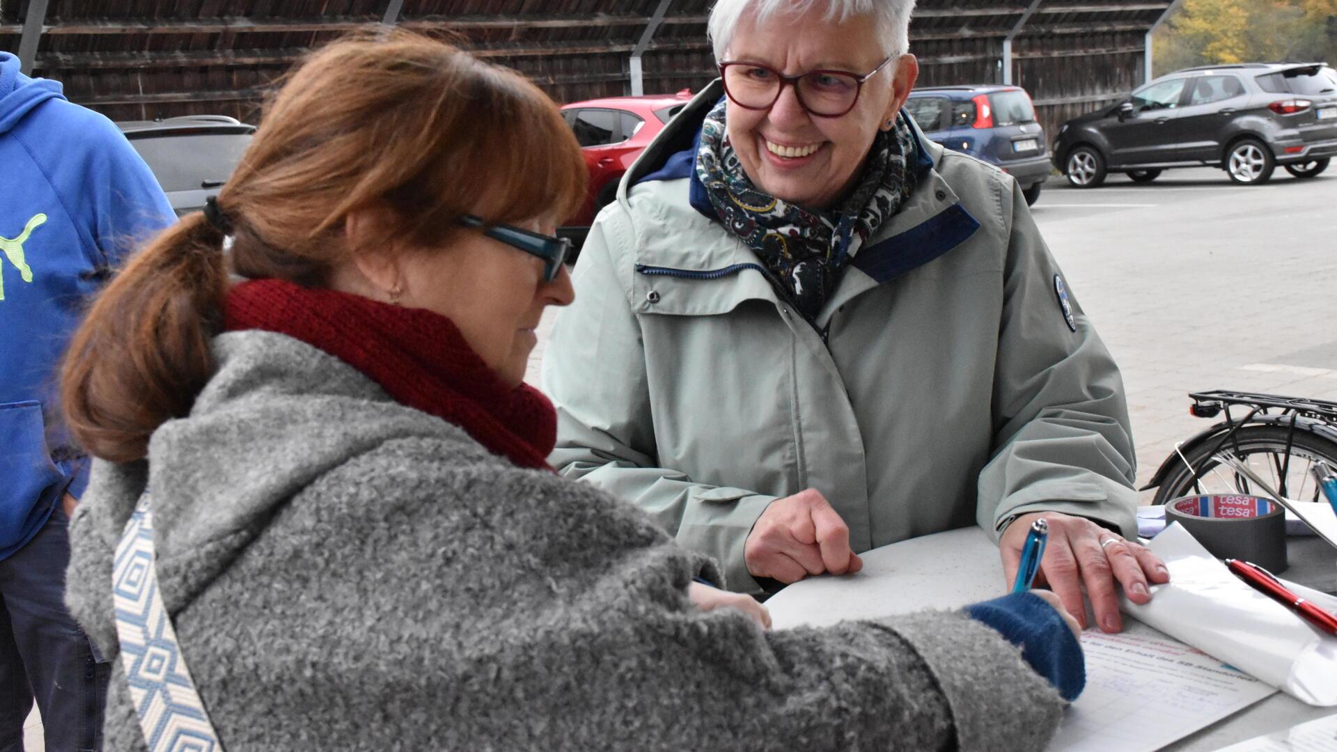 Birgit Mertineit (links) war eigens für die Unterschriftenaktion gekommen. Das freute auch Heike Niemeyer, die mit anderen Bokeler Bürgerinnen und Bürgern dazu aufgerufen hatte.