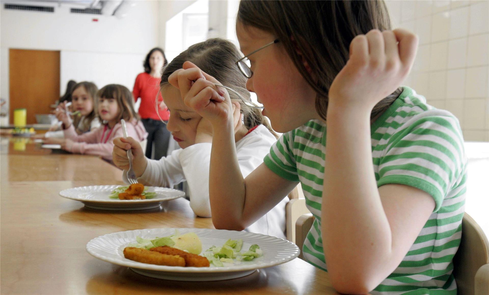 Bislang gibt es kaum Vorgaben für die Ganztagsbetreuung, die ab 2026 bundesweit an den Grundschulen eingeführt wird. Nicht mal eine Mensa ist verpflichtend. In Loxstedt soll aber an allen drei Grundschulen eine Mensa gebaut werden.