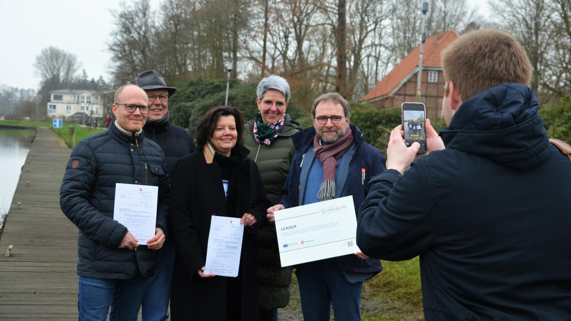 Bitte recht freundlich: Zur Übergabe des Förderbescheides stellen sich (von links) Thomas Kuberski, Ludwig Augenthaler, Gabi Kasten, Katja Brößling und Lienhard Varoga zum Foto.