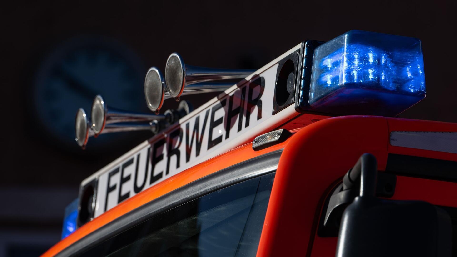 Blaulicht ist auf einem Einsatzfahrzeug der Feuerwehr zu sehen.