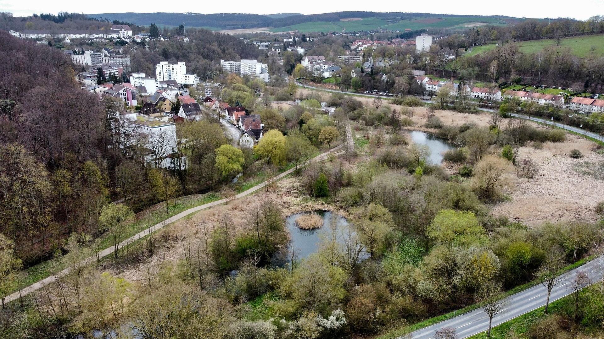 Blick auf das Gelände der Landesgartenschau Bad Gandersheim mit dem Auepark im Vordergrund und Teilen der Stadt im Hintergrund (Aufnahme mit einer Drohne).