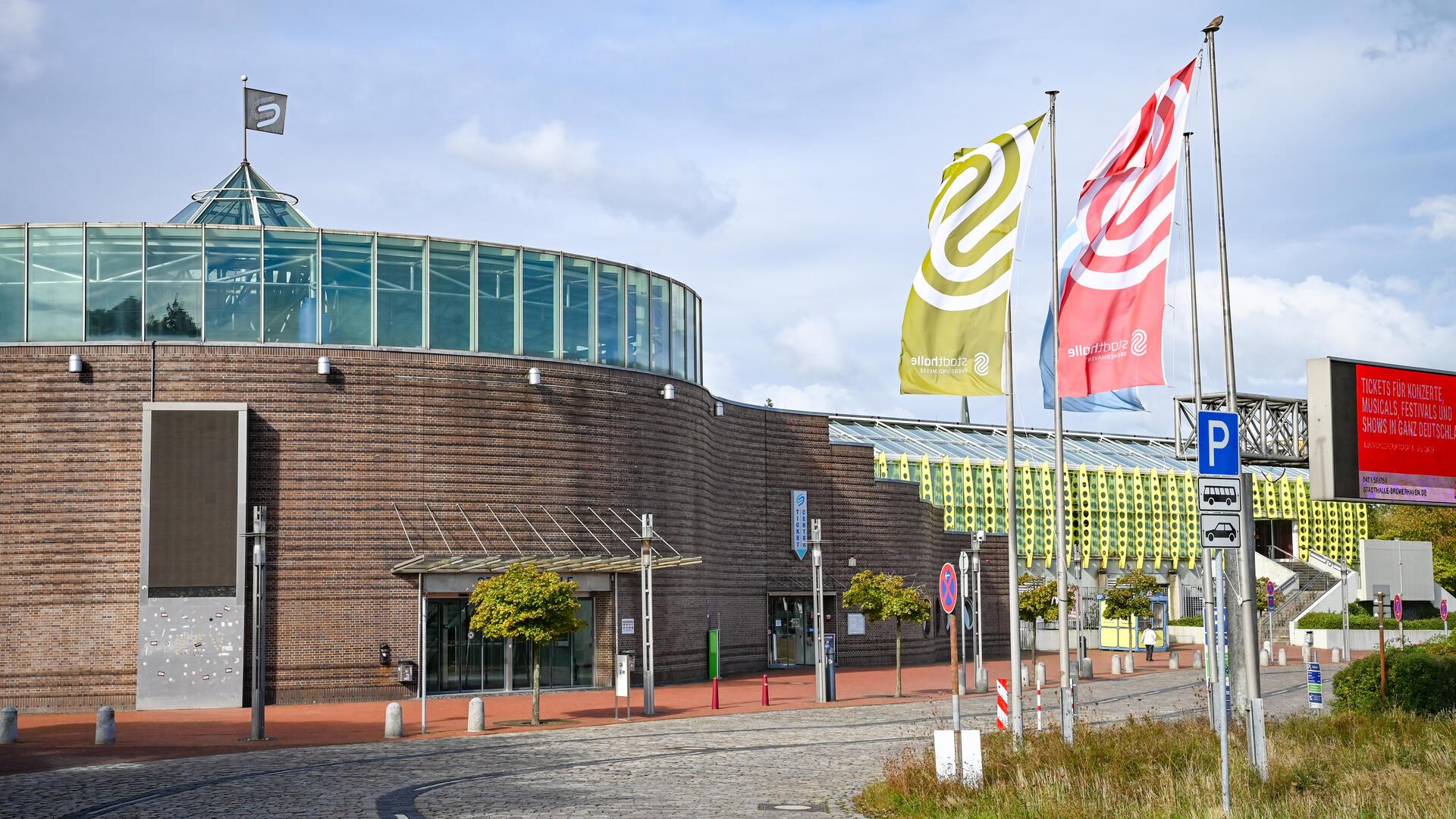 Blick auf den Außenbereich der Stadthalle im Oktober 2024.