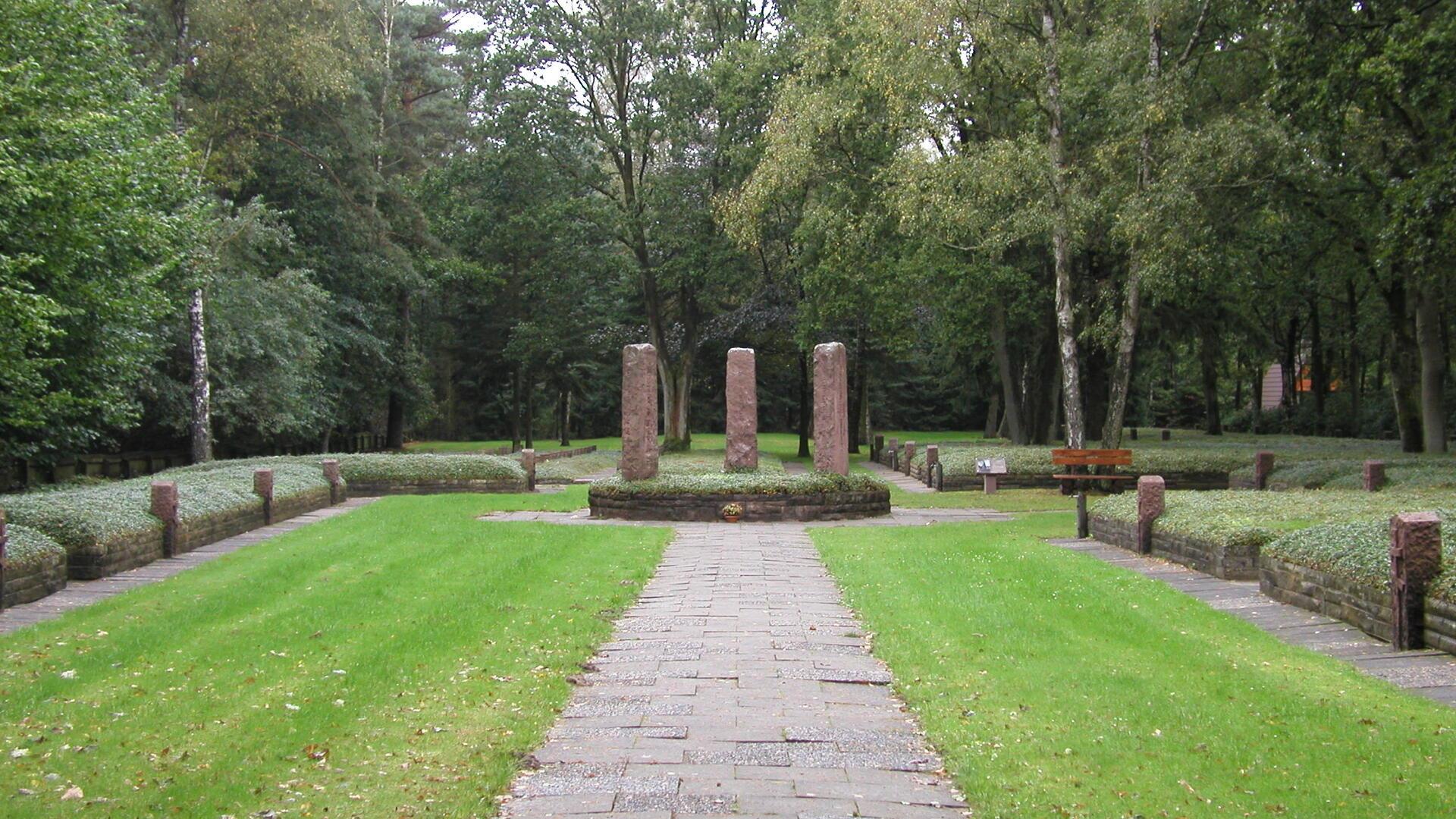 Blick auf den Lagerfriedhof mit den Massengräbern rechts und links.