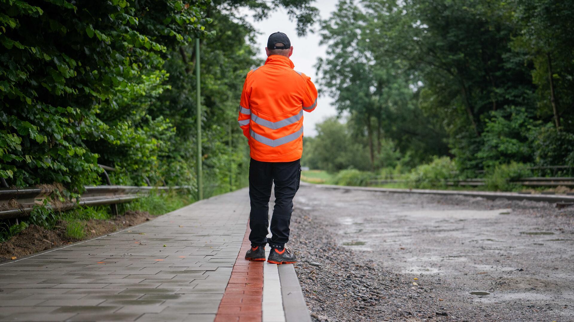 Blick auf den Zwischenstand der Sanierungsarbeiten der Wurster Straße zwischen Hafentunnel und Grauwallring. Gearbeitet wird an der Fahrbahn, barrierefreien Bushaltestellen, der Brückenkonstruktion sowie dem Rad- und Fußweg.