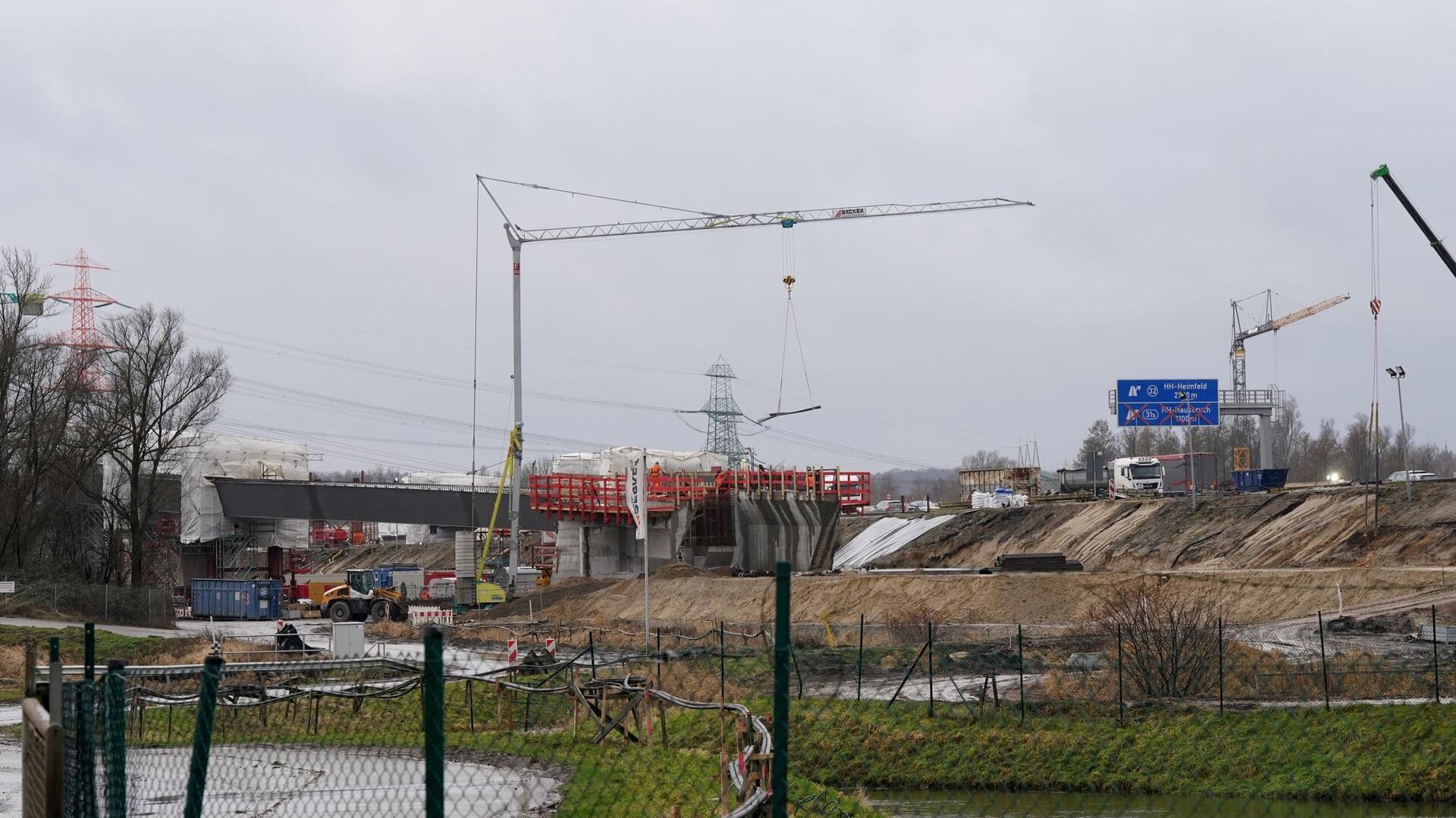 Blick auf die Baustelle an der Autobahn A7 in Höhe Moorburg und der Anschlussstelle Heimfeld.