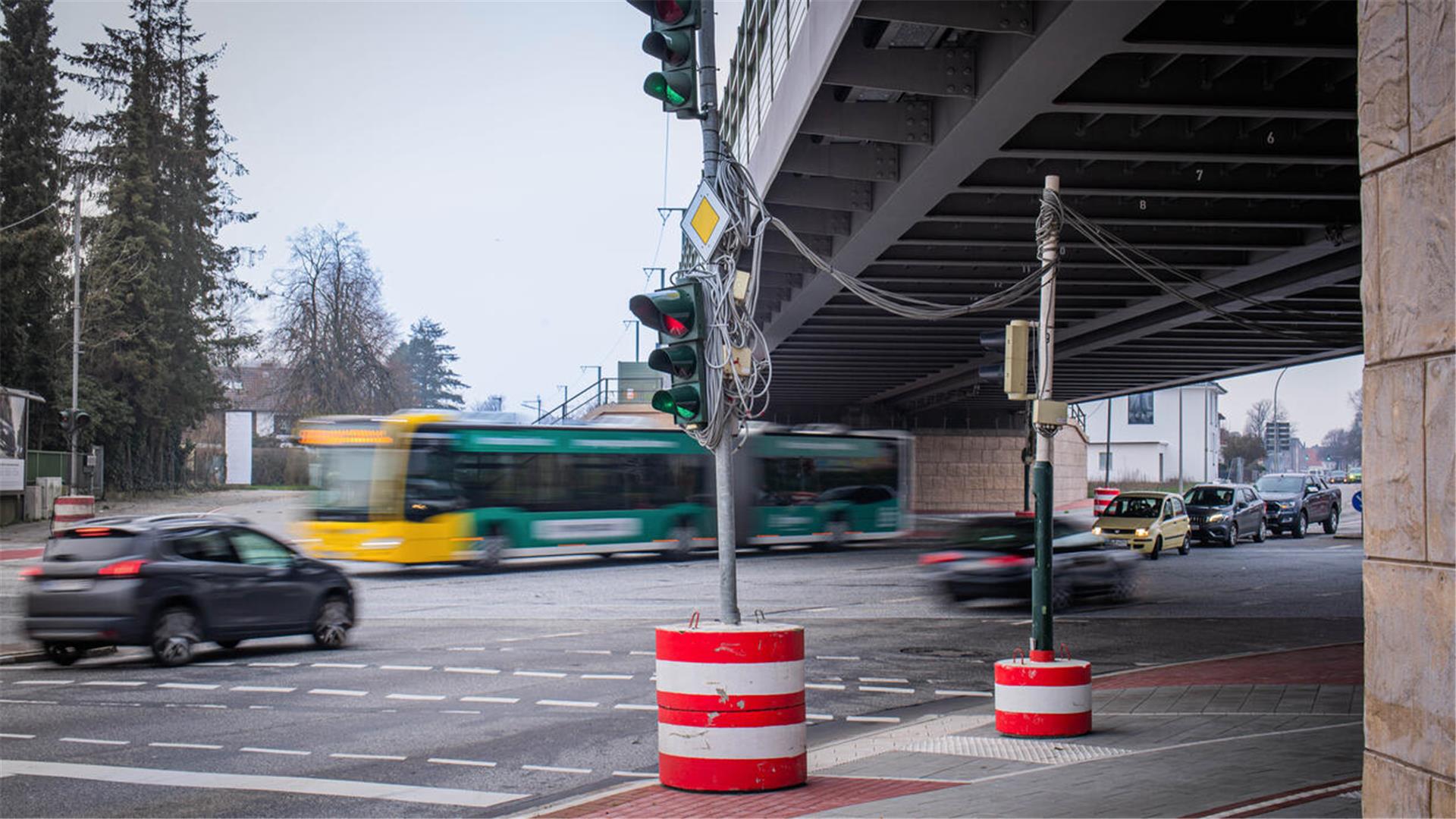 Blick auf die provisorische Ampelanlage unterhalb der Eisenbahnbrücke auf der Kreuzung Cherbourger Straße und Langener Landstraße.