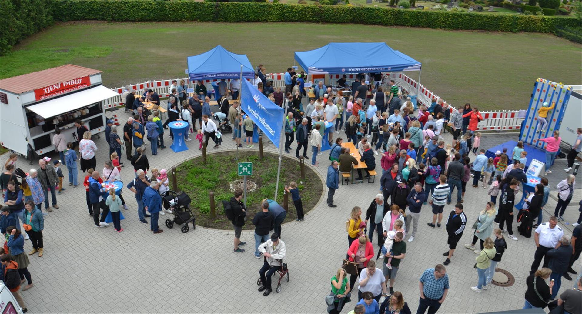 Blick aus dem zweiten Obergeschoss des neuen Zevener Polizeikommissariats auf den Vorplatz: Besucher stehen für die nächste Führung durch das Gebäude an