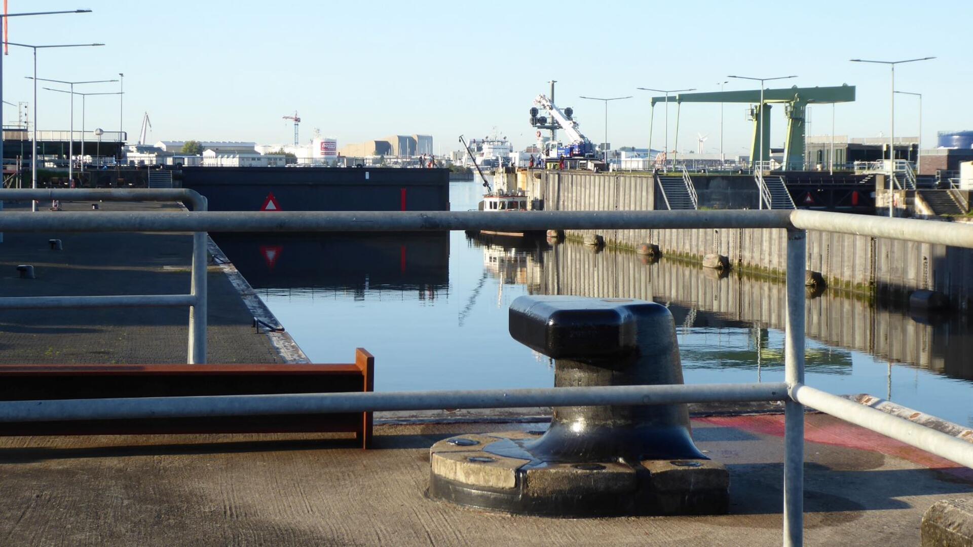 Blick in die Fischereihafen-Doppelschleuse.