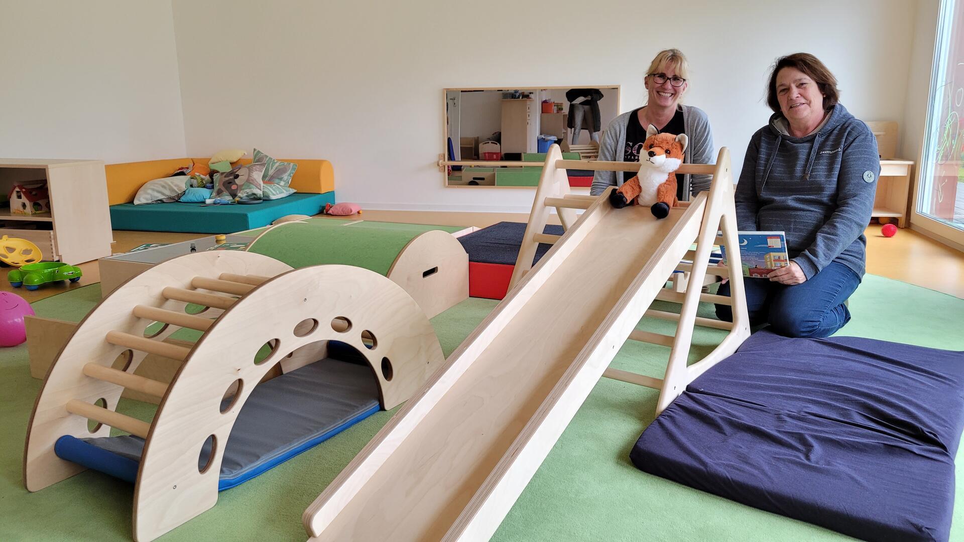 Blick in einen der beiden Gruppenräume der ersten Mobilbaukrippe in der Gemeinde Wurster Nordseeküste. Marion Knippenberg (rechts) und Sarah Wilmann leiten die Midlumer Einrichtung.