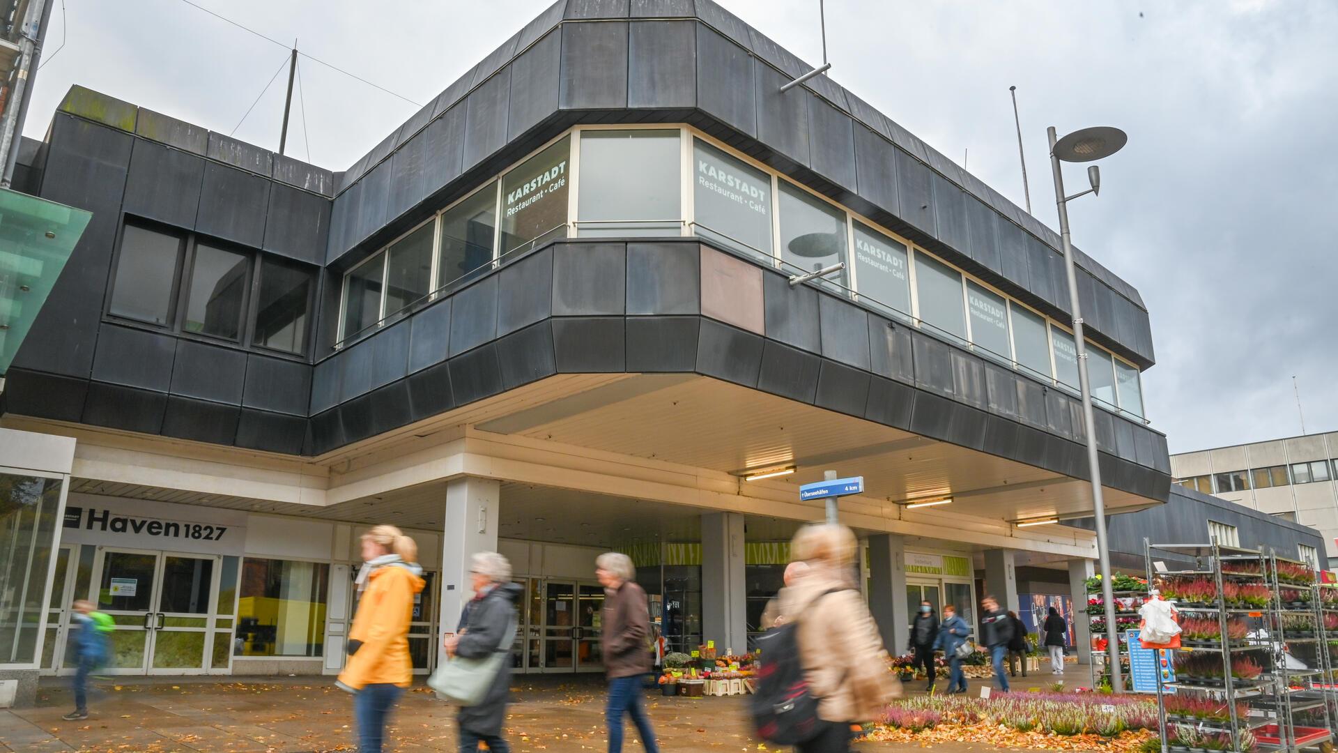 Blick vom Werftbrunnen auf das ehemalige Karstadt-Gebäude im Januar 2024. 