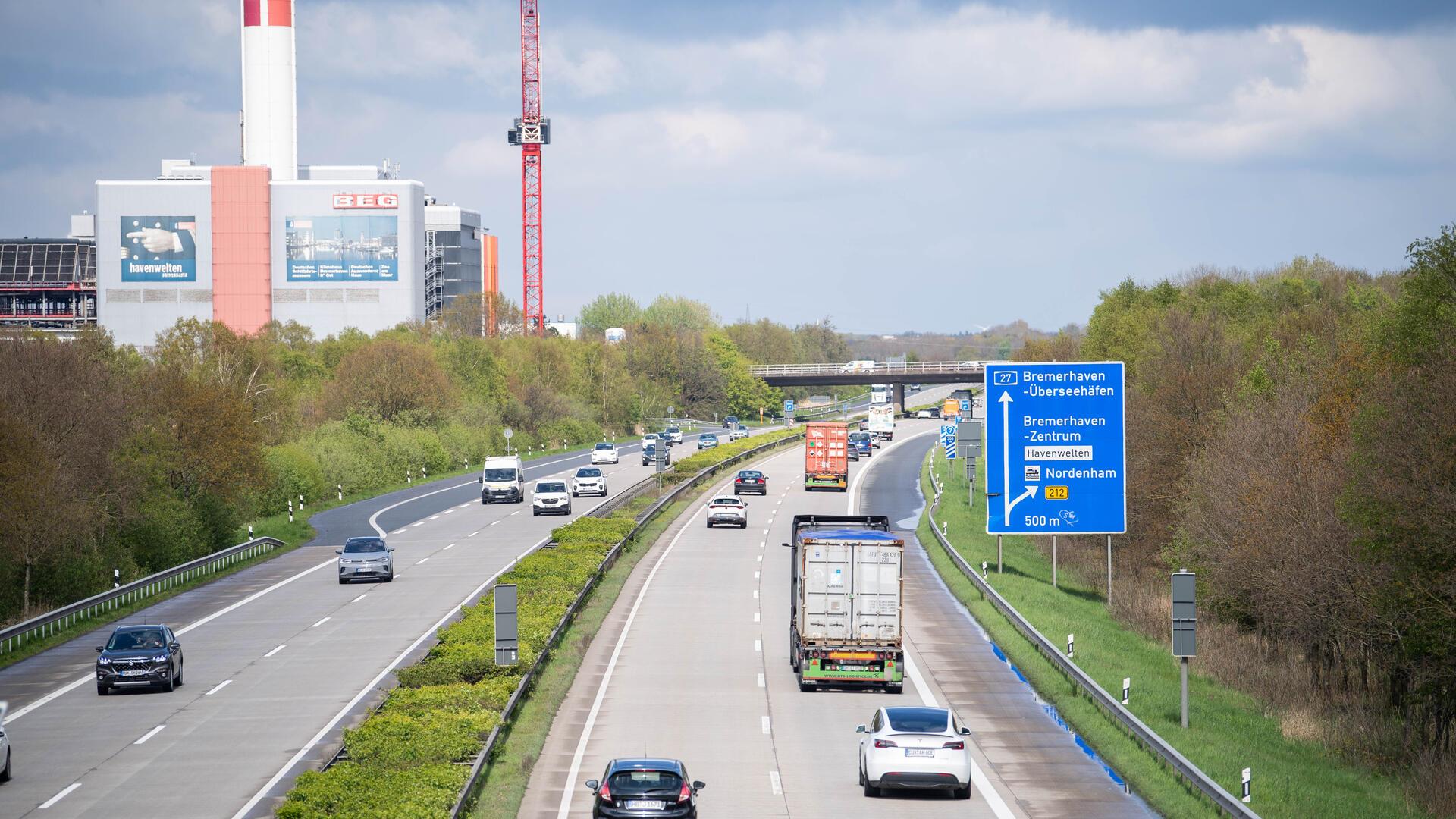 Blick von der Autobahnbrücke A27 der Straße Johann-Wichels-Weg in Richtung Autobahnzubringer Bremerhaven Zentrum. Foto: Hartmann