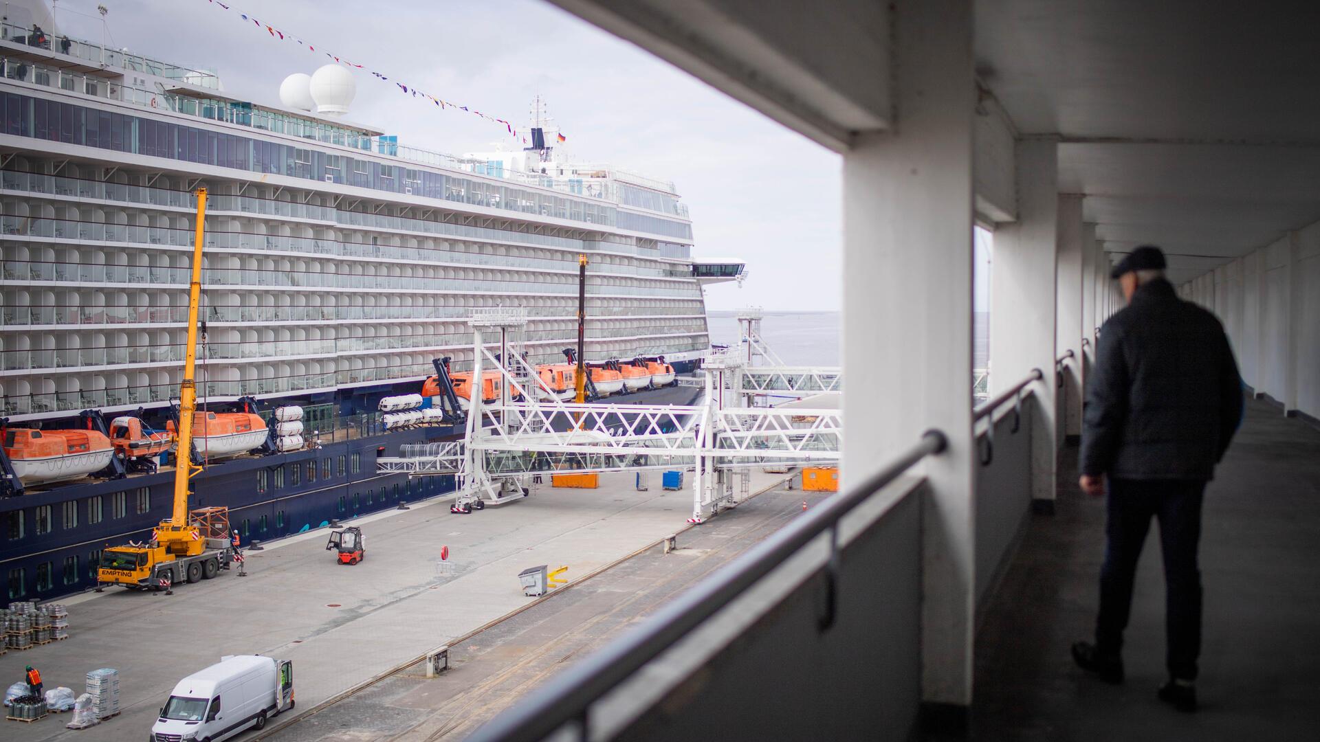 Blick von der Besuchergalerie auf die "Mein Schiff 4".