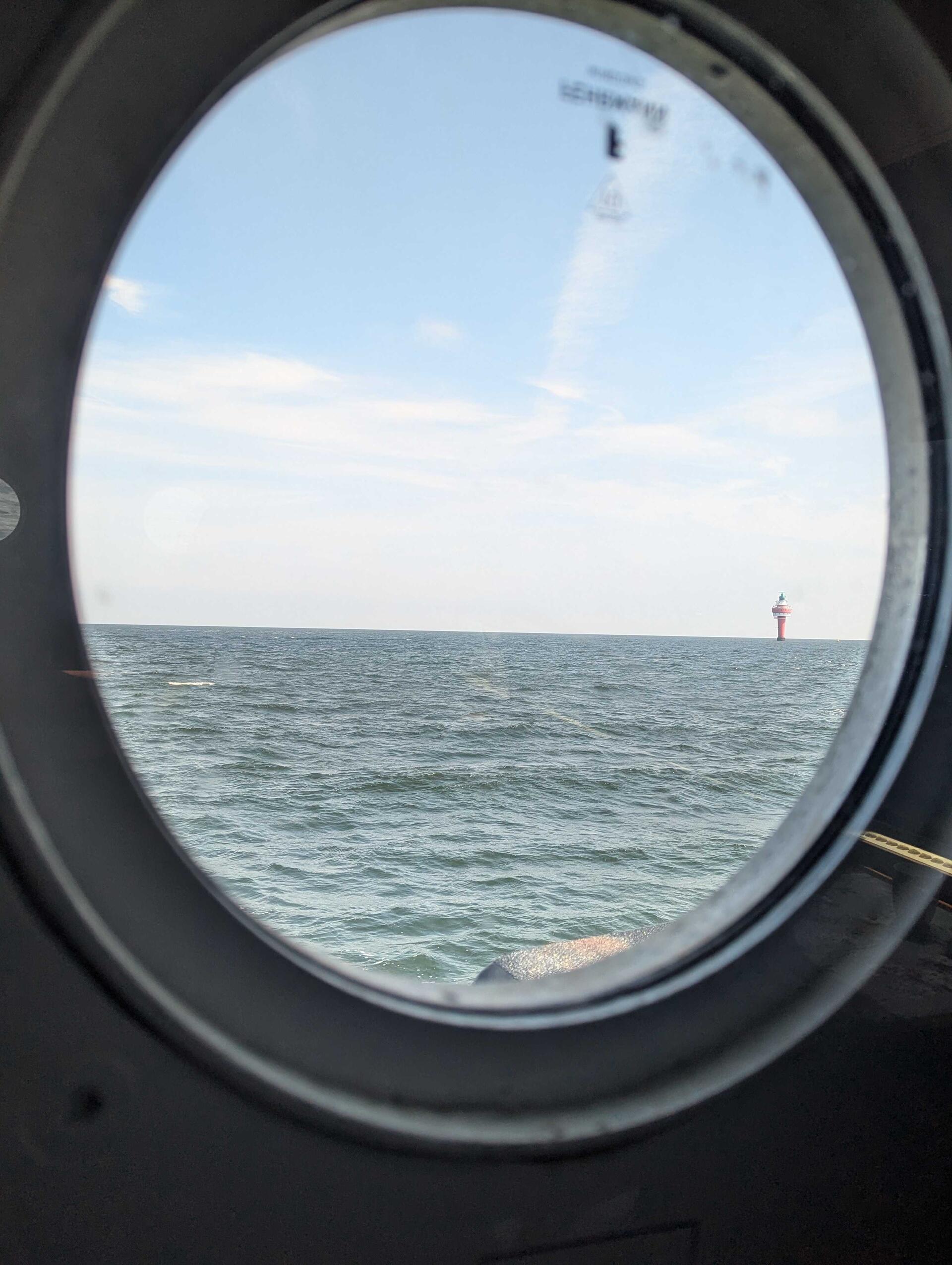 Blick von der "Tide" auf den Leuchtturm "Ale Weser".