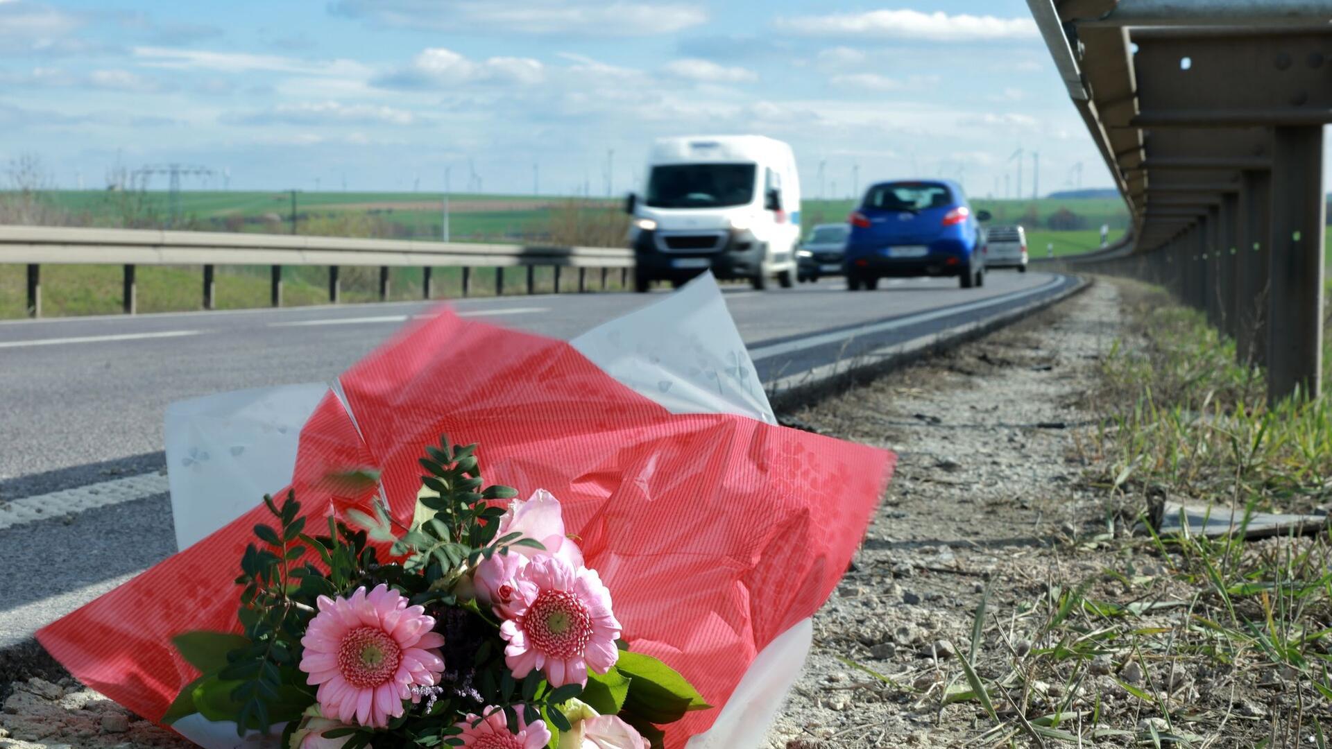 Blumen an der Unfallstelle an der Bundesstraße B247 (Archivbild).