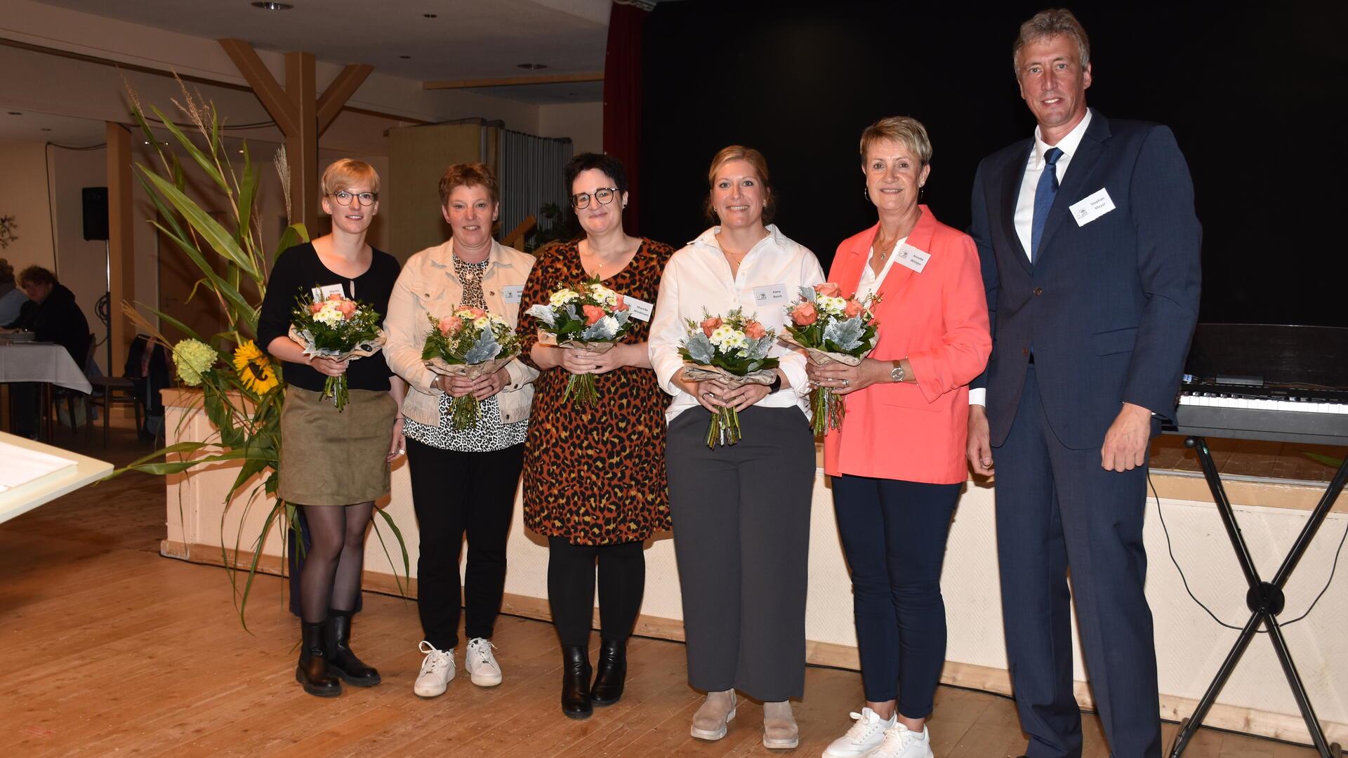 Blumen für das Orga-Team: Samtgmeindebürgermeister Sephan Meyer dankte Marina Hellmers (von links), Sandra Meyer, Mareike Wiedmann, Elena Busch und Annette Wintjen.