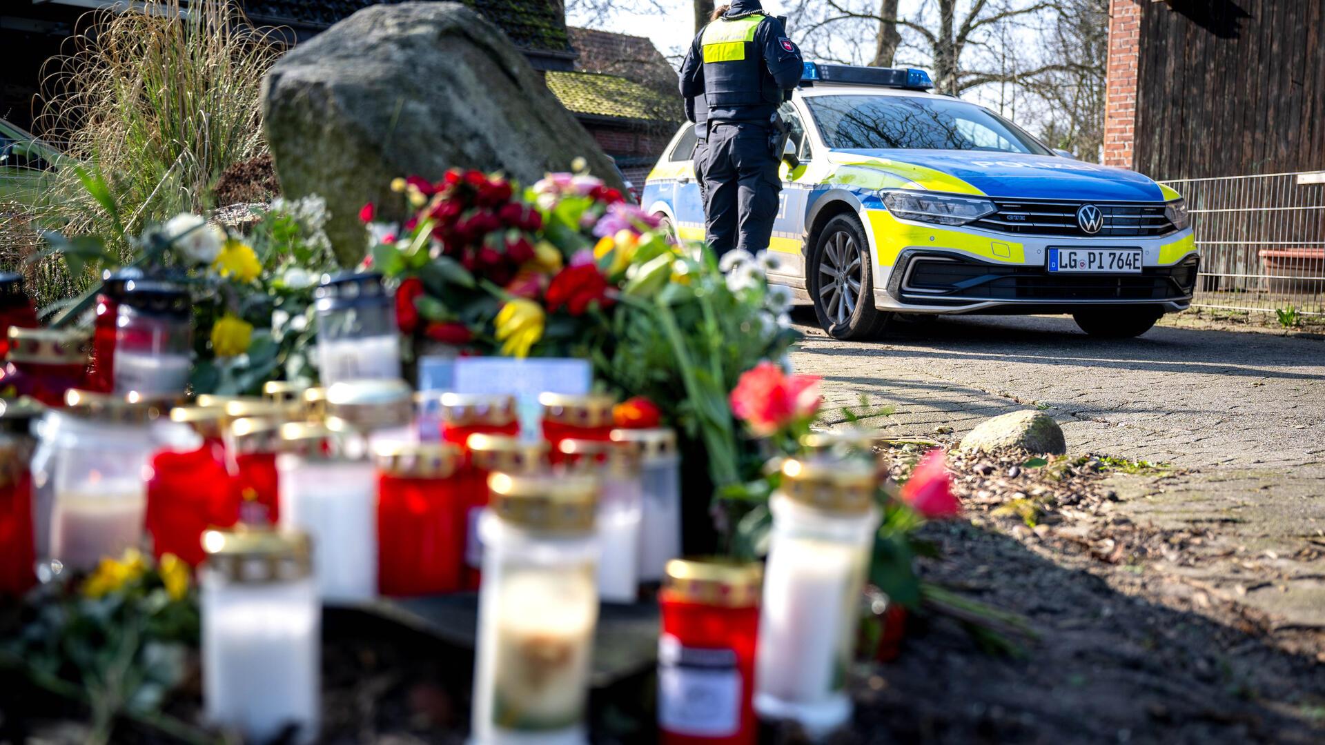 Blumen und Kerzen liegen vor einem Einfamilienhaus. In der Nacht zum 1. März soll den Ermittlern zufolge ein 32 Jahre alter Bundeswehrsoldat vier Menschen in den Gemeinden Westervesede und Brockel erschossen haben. 