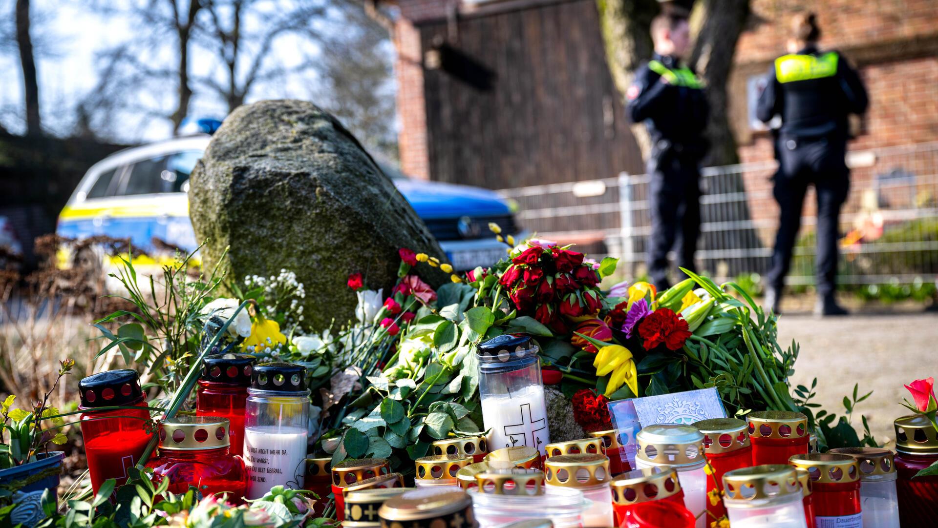 Blumen und Kerzen vor einem Einfamilienhaus. In der Nacht zum 1. März soll den Ermittlern zufolge ein 32 Jahre alter Bundeswehrsoldat vier Menschen in Westervesede und Brockel erschossen haben.