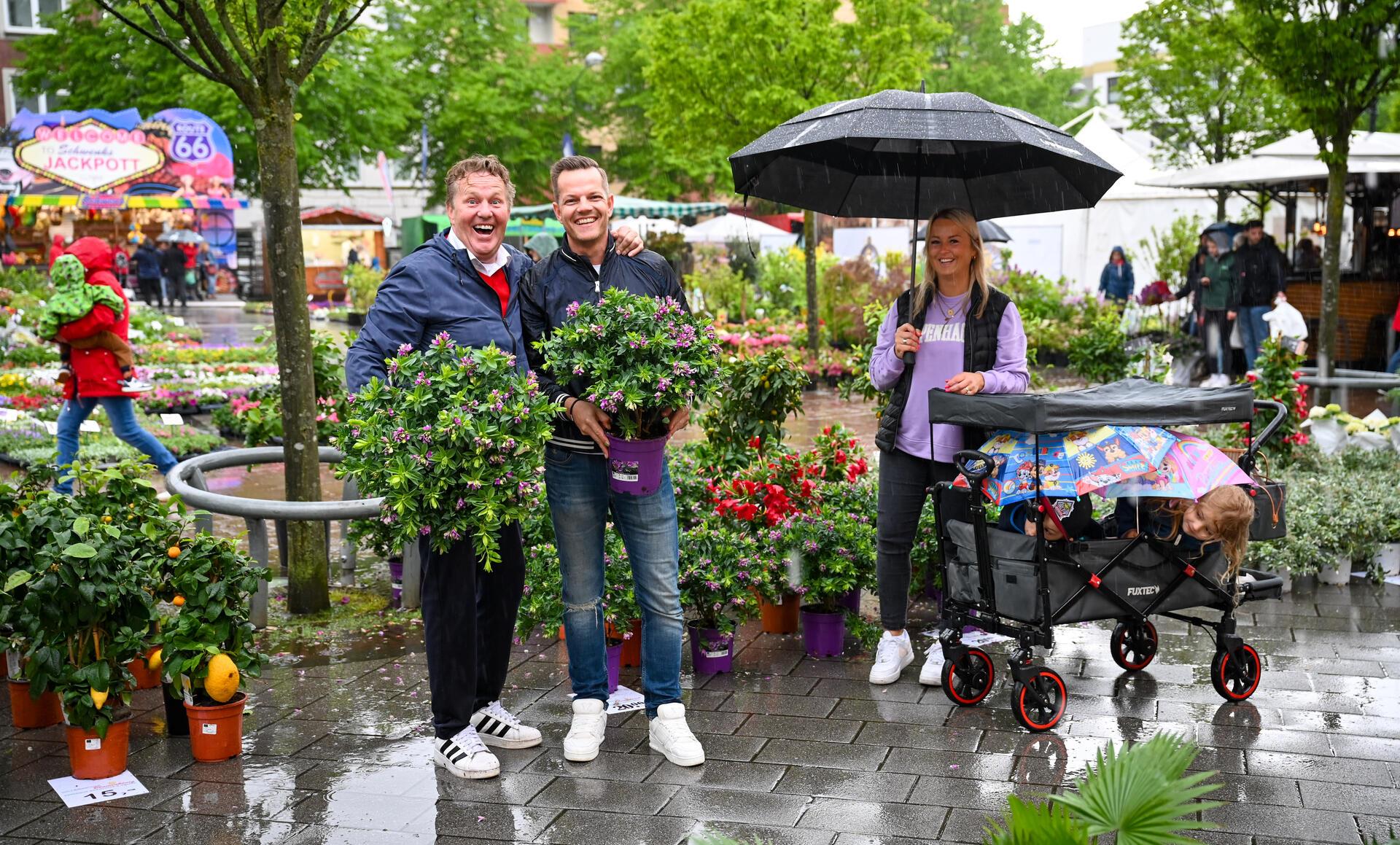 "Blumenkönig" Roberto Saarloos mit seinen Kunden Julian und Carina Neuhaus.