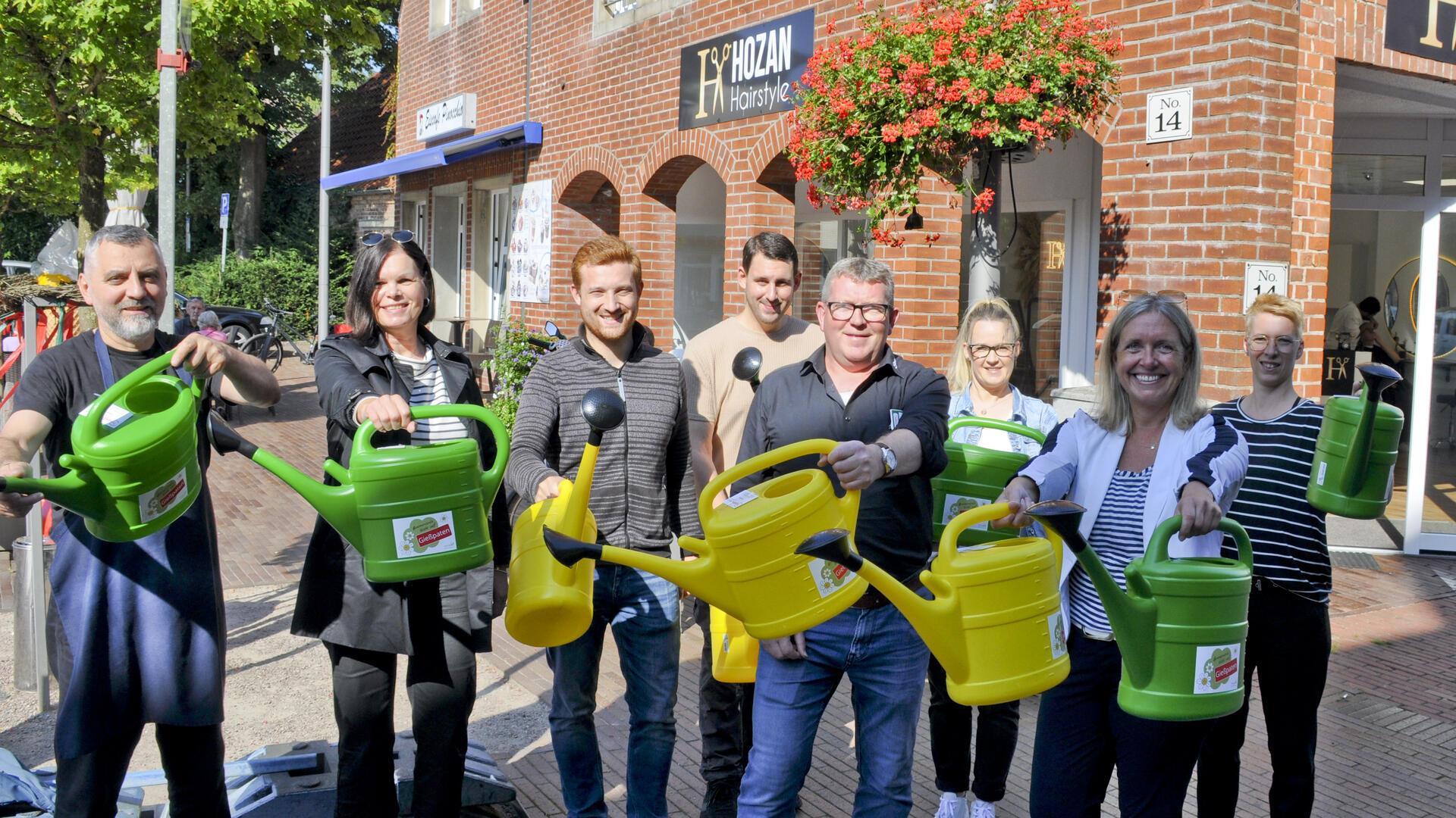 Blumige Aktion: Janica Adafinei (Pinocchio, von links), Citymanagerin Bärbel Hensel, Dirk-Frederik Stelling, Robin Krohn (B&B Schmuck), Norbert Meier (Leitung Hagebaumarkt Bremervörde), Annika Westenberger (Wilhelmi), Ulrike Schloen (Leitung Niederlassung der Volksbank Bremervörde) sowie Elke van der Velde (Spiel & Stift).